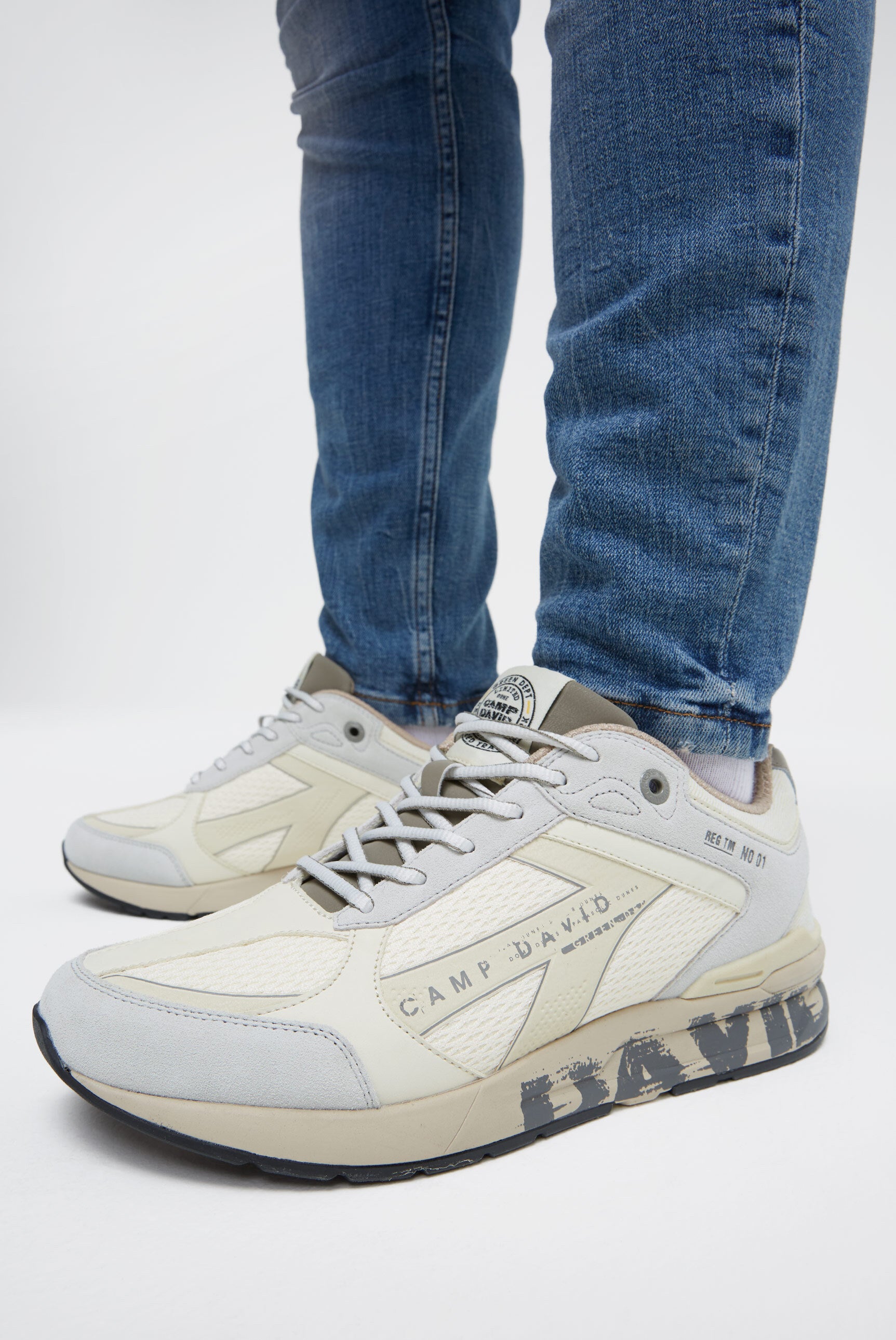 Miejskie sneakersy z mieszanki materiałów z podeszwą z logo