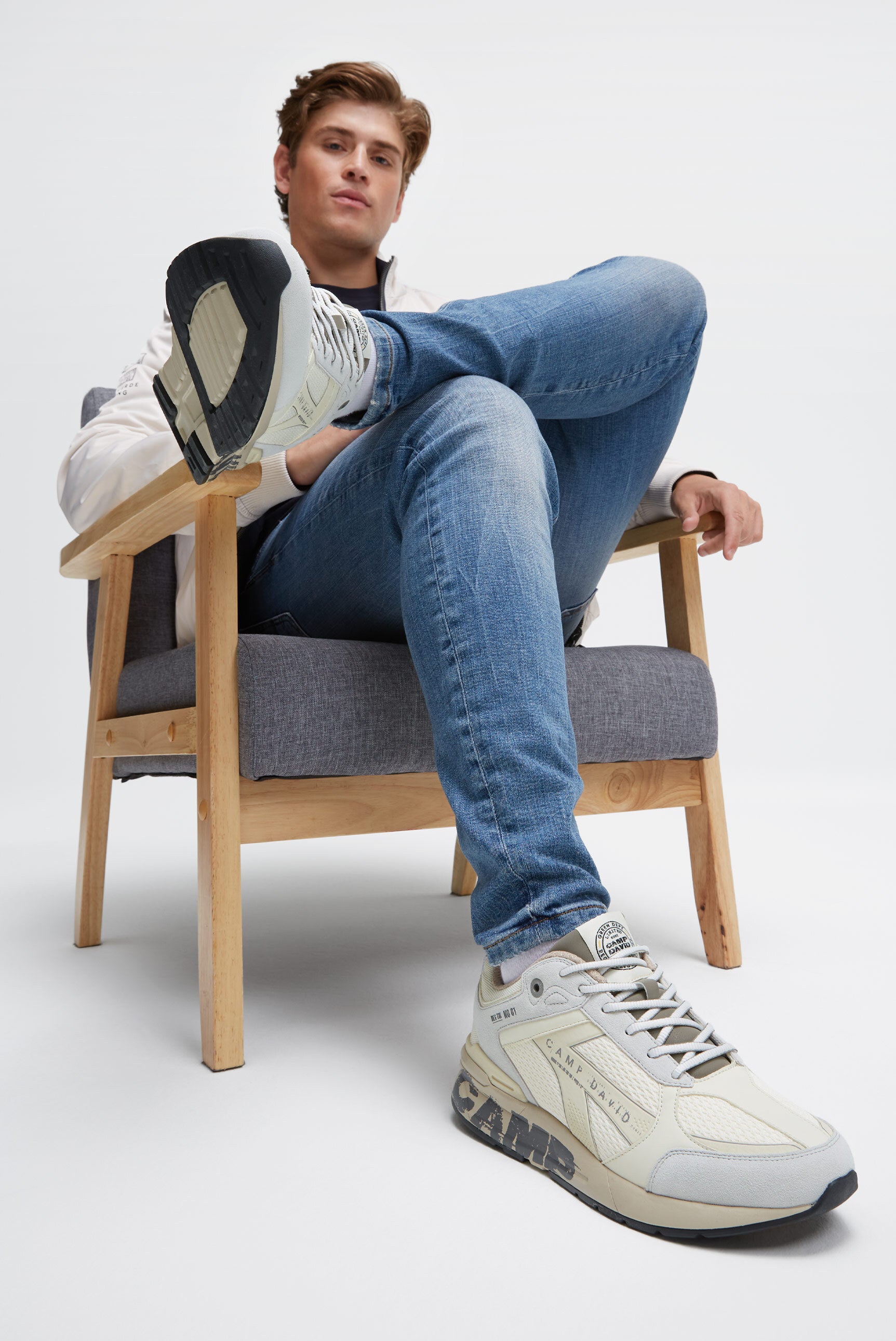 Miejskie sneakersy z mieszanki materiałów z podeszwą z logo