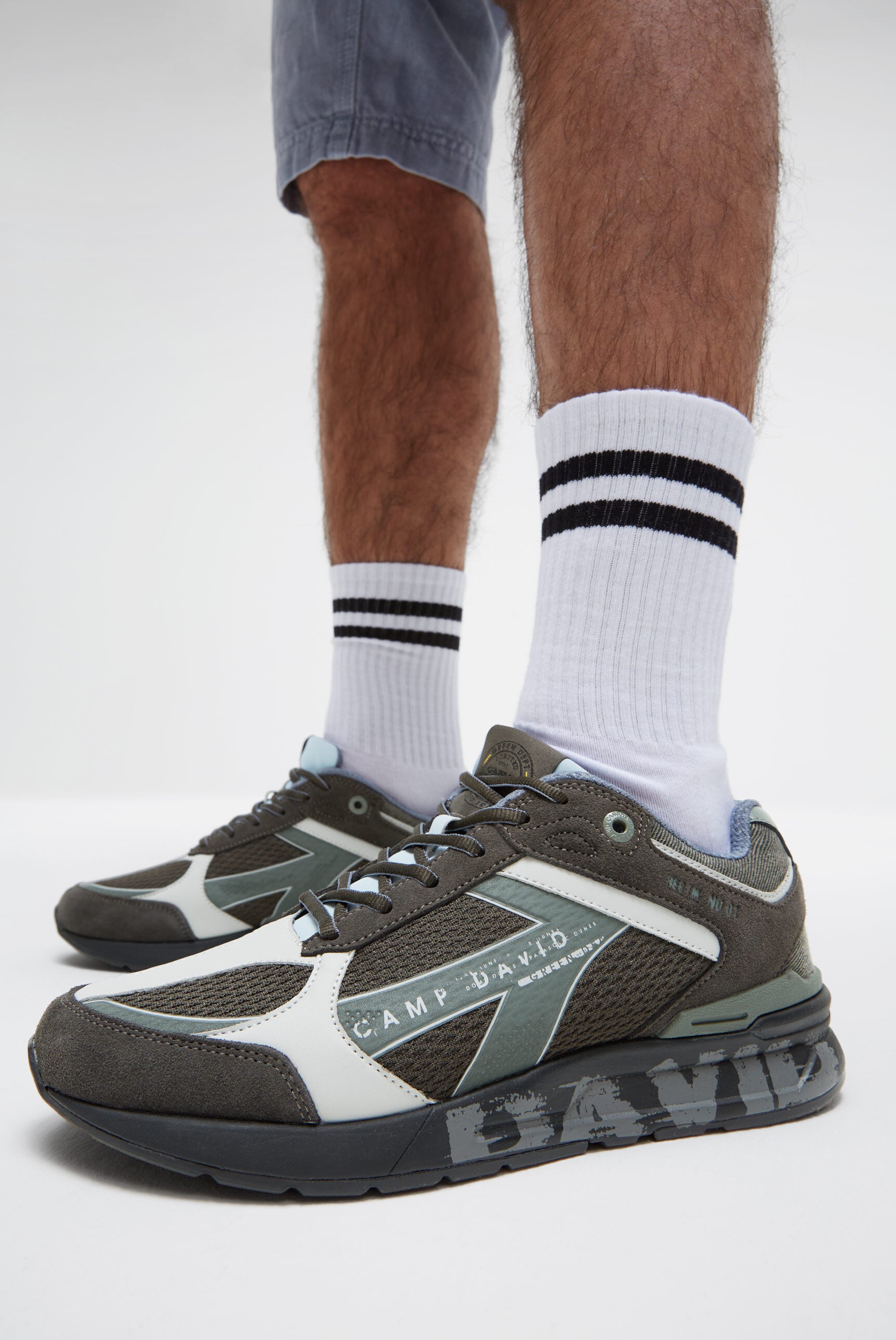 Miejskie sneakersy z mieszanki materiałów z podeszwą z logo