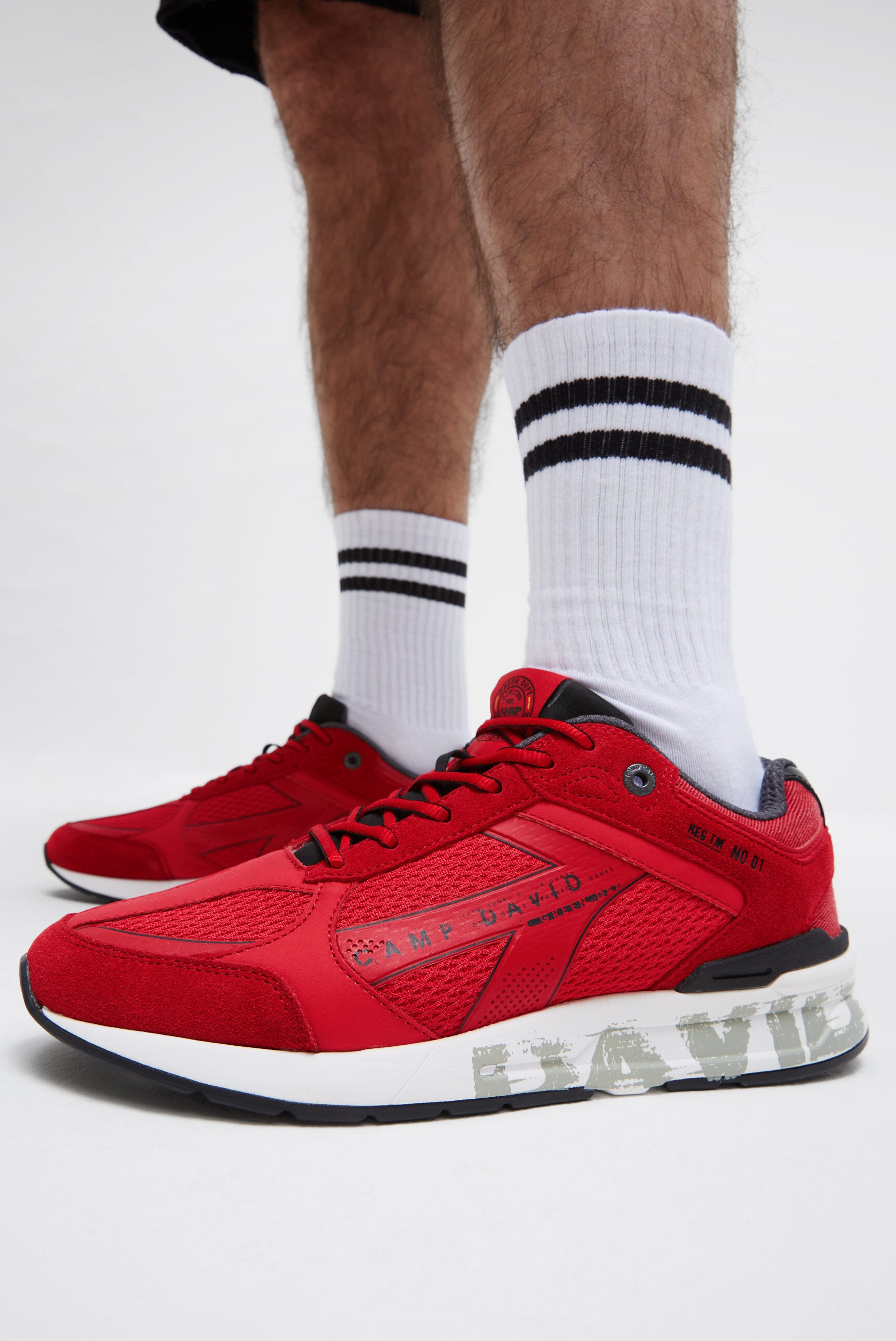Miejskie sneakersy z mieszanki materiałów z podeszwą z logo - 9