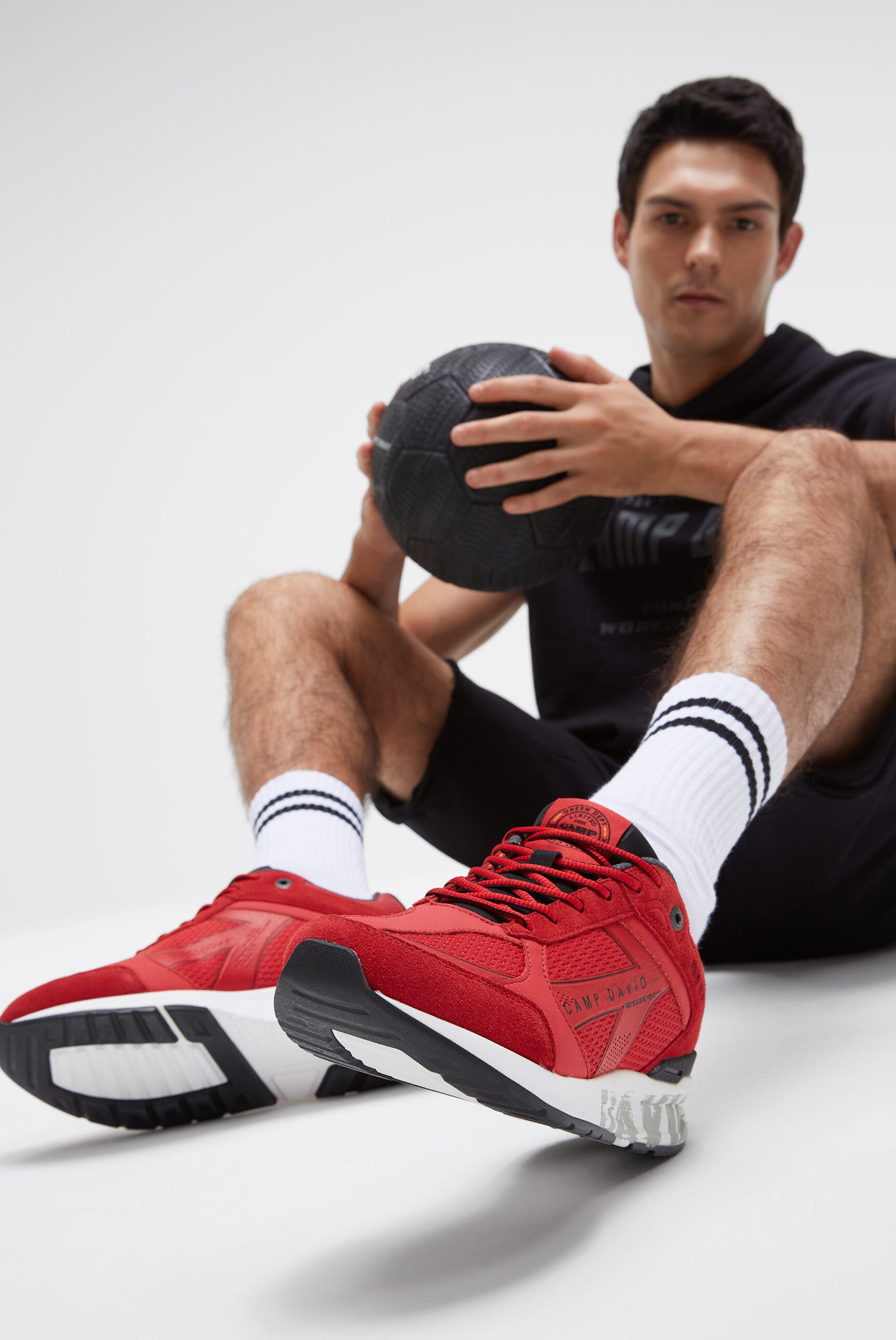 Miejskie sneakersy z mieszanki materiałów z podeszwą z logo