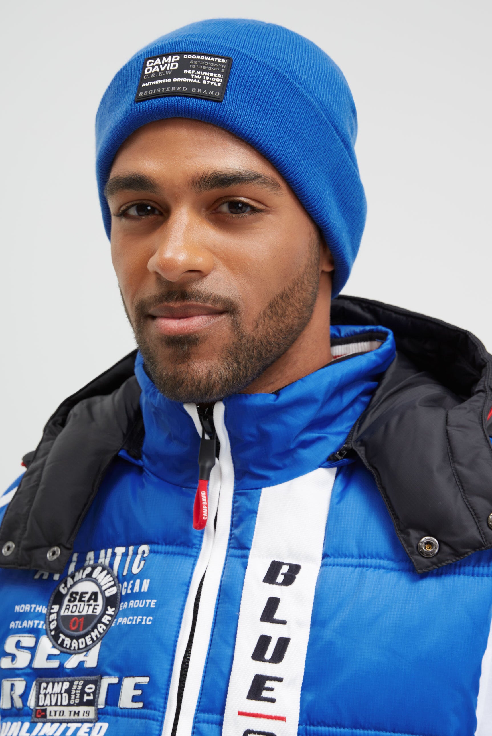 Czapka w prążkowanym splocie z naszywką z logo