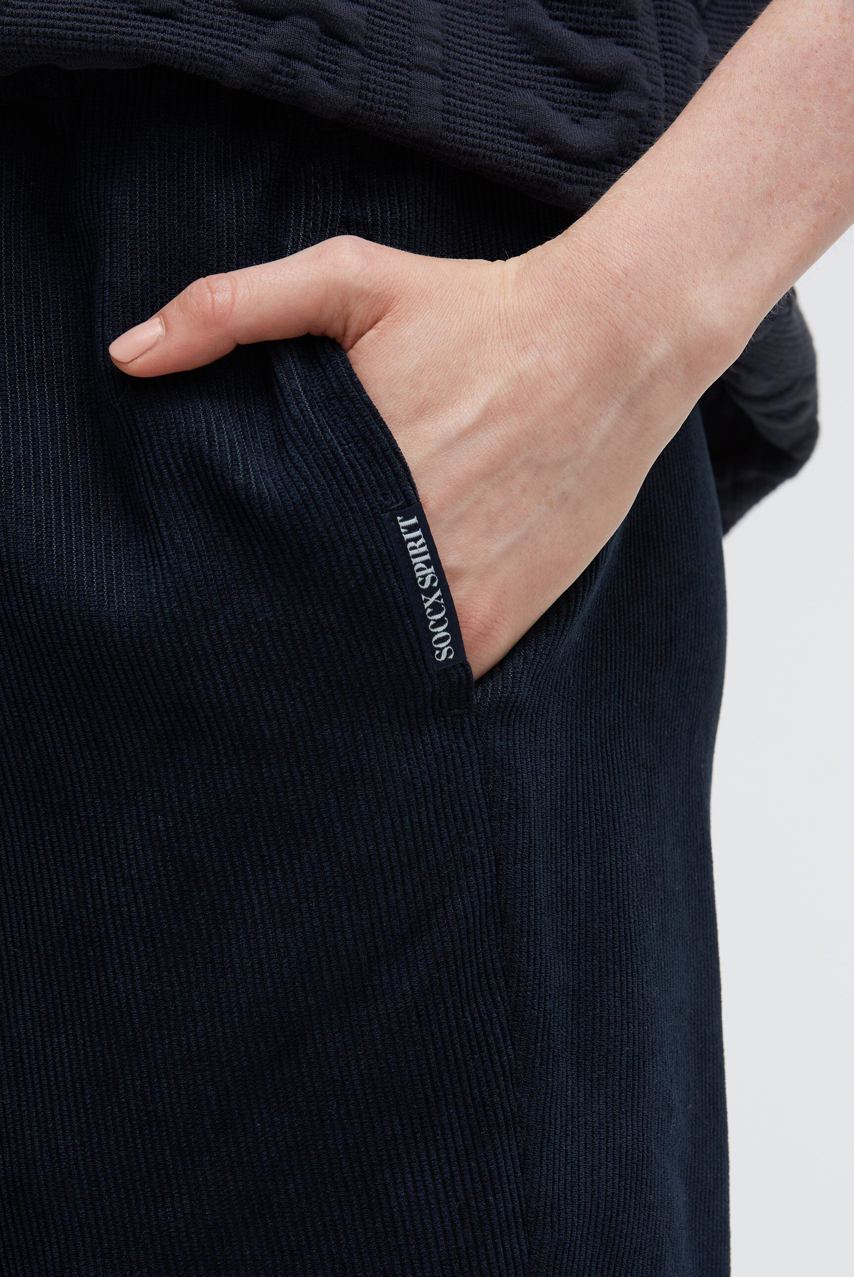 Spodnie sztruksowe o luźnym kroju - 4