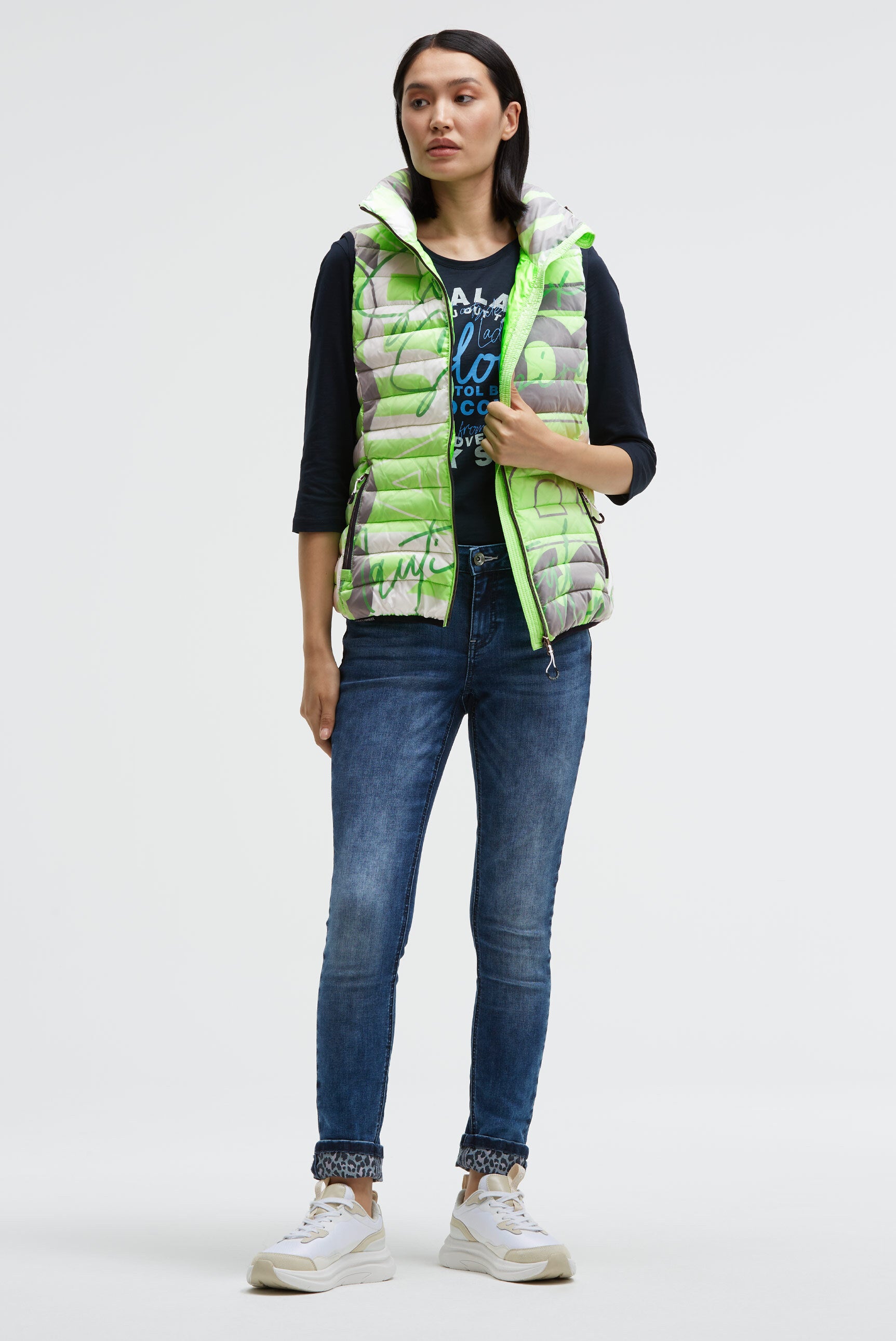 Pikowany bezrękawnik z kapturem w kołnierzu i nadrukiem na całej powierzchni - 3