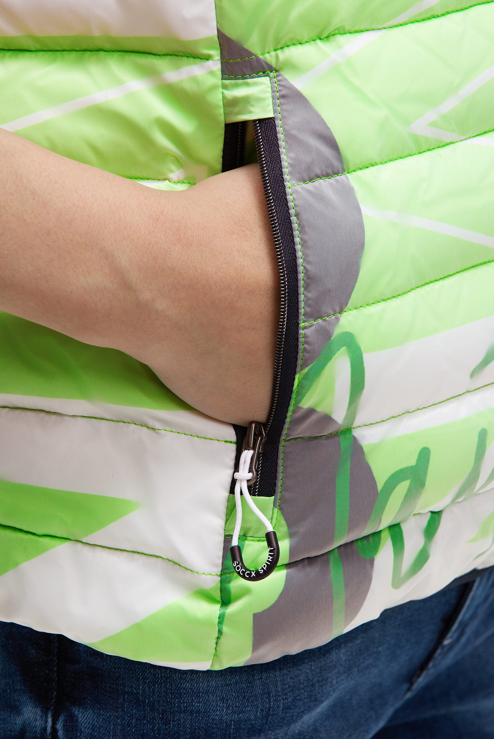 Pikowany bezrękawnik z kapturem w kołnierzu i nadrukiem na całej powierzchni - 7