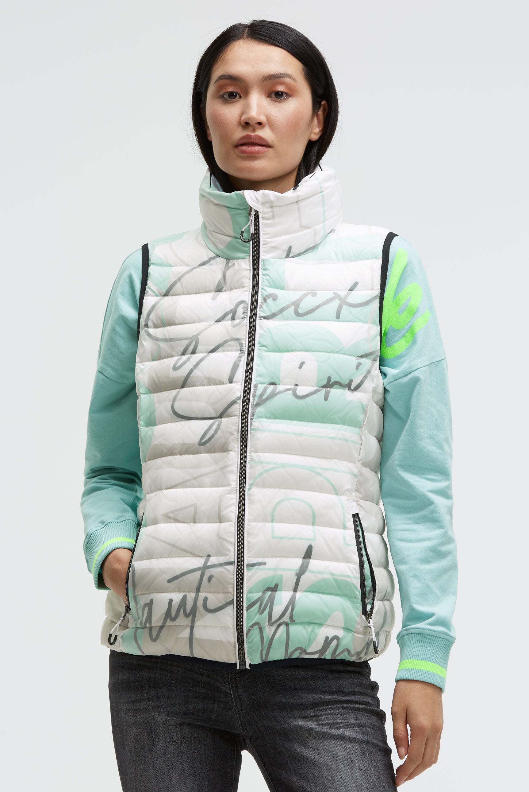 Pikowany bezrękawnik z kapturem w kołnierzu i nadrukiem na całej powierzchni - 2