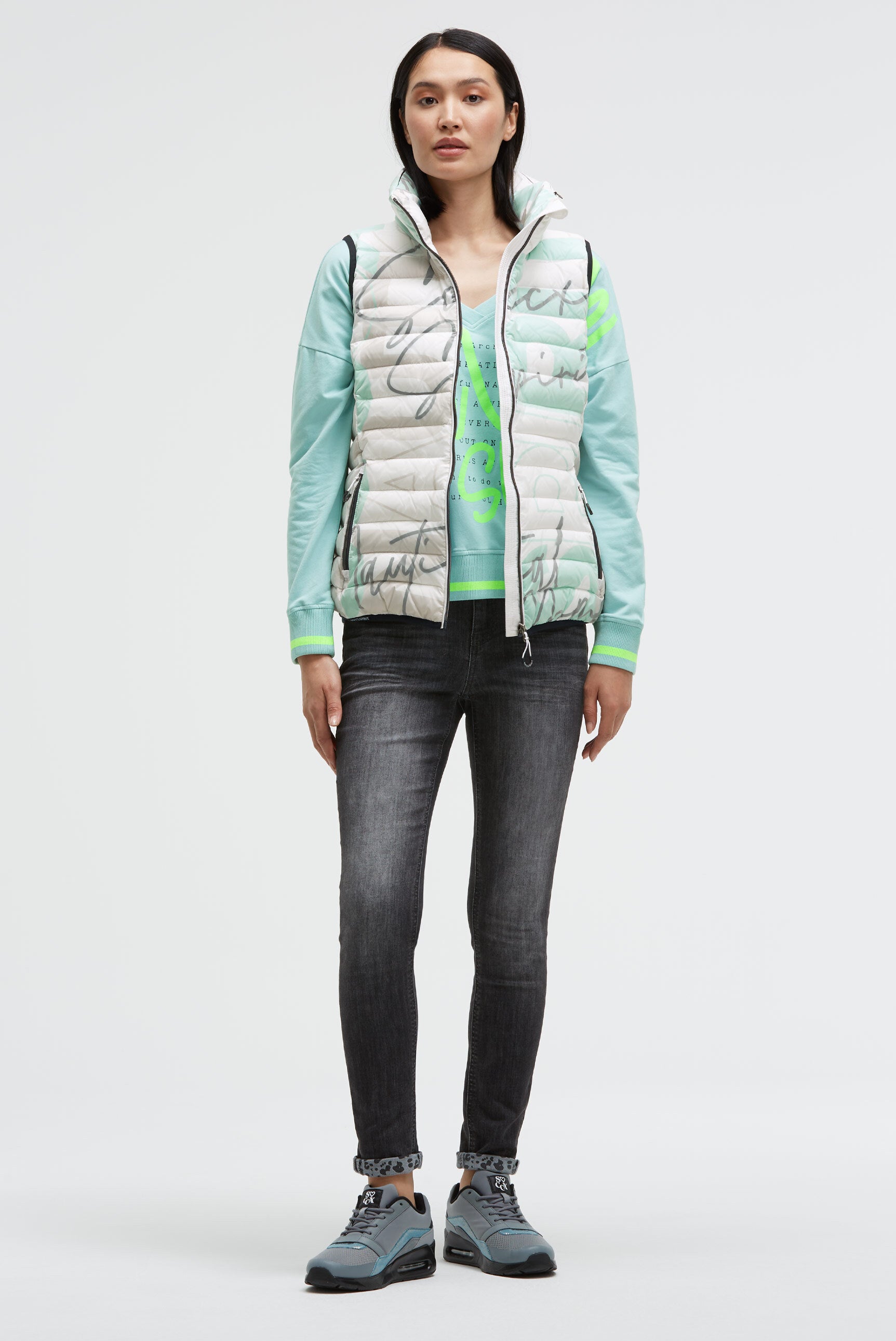 Pikowany bezrękawnik z kapturem w kołnierzu i nadrukiem na całej powierzchni - 3