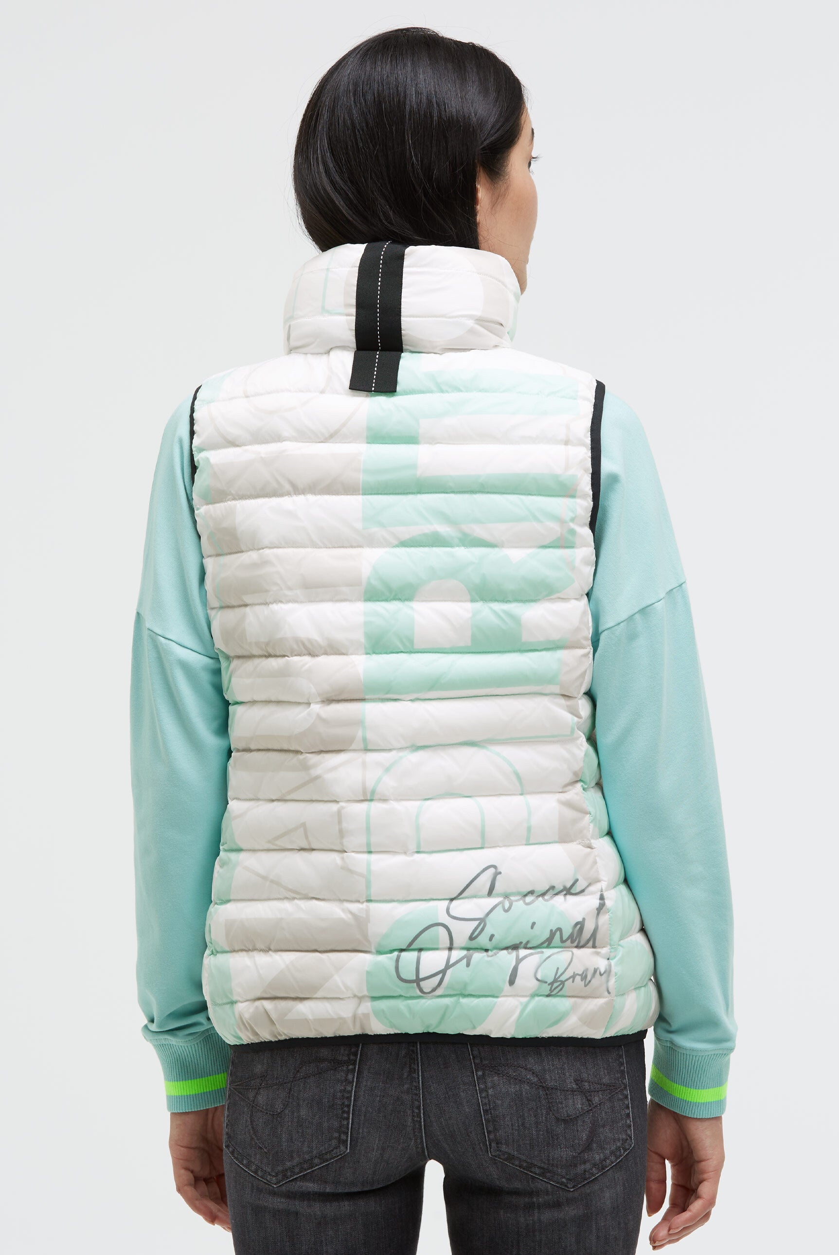 Pikowany bezrękawnik z kapturem w kołnierzu i nadrukiem na całej powierzchni - 5