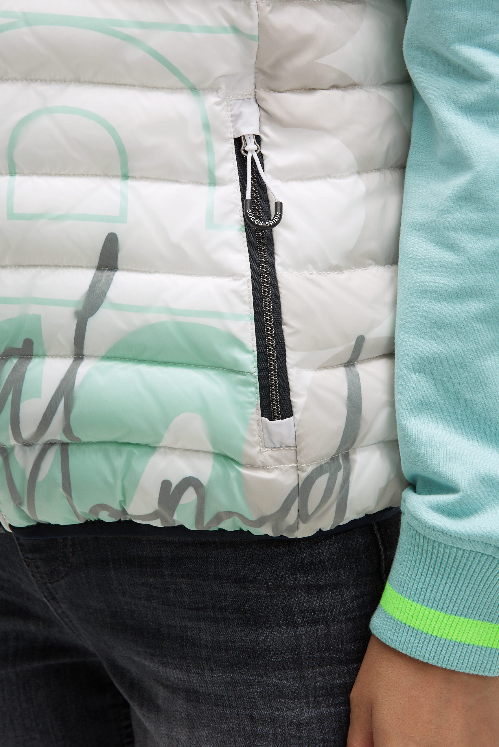 Pikowany bezrękawnik z kapturem w kołnierzu i nadrukiem na całej powierzchni - 7