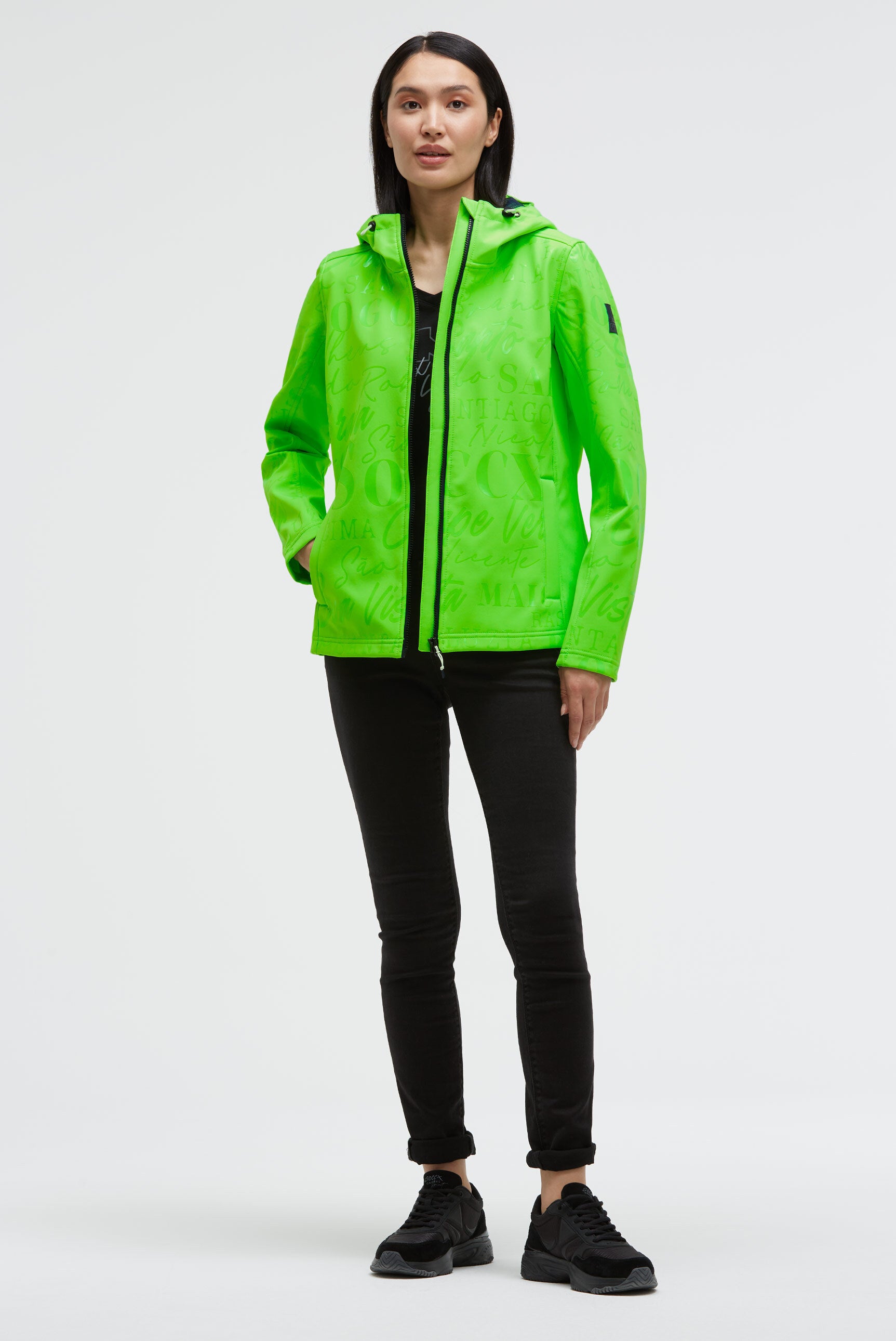 Softshellowa kurtka z kapturem i błyszczącym nadrukiem na całej powierzchni - 3