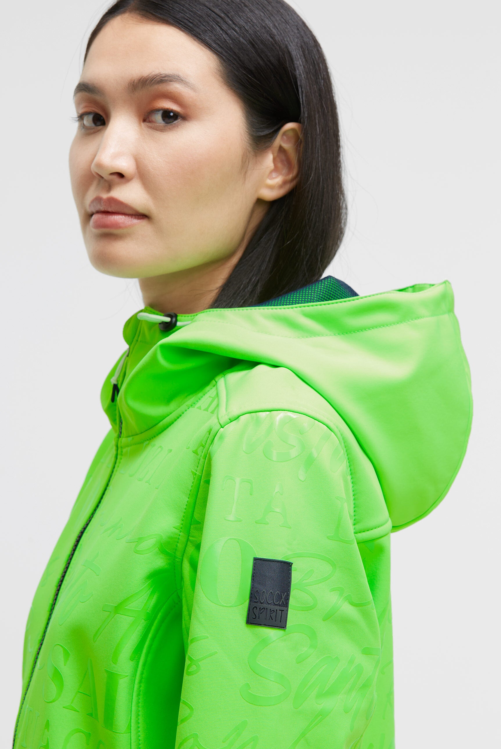 Softshellowa kurtka z kapturem i błyszczącym nadrukiem na całej powierzchni - 4