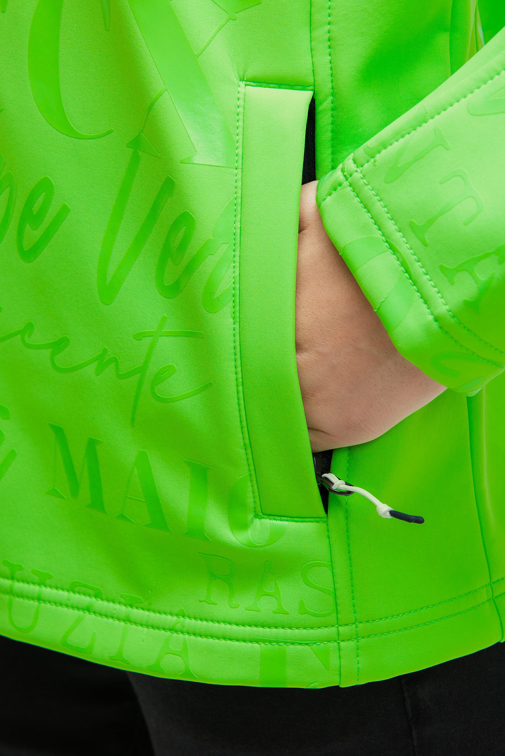 Softshellowa kurtka z kapturem i błyszczącym nadrukiem na całej powierzchni - 6