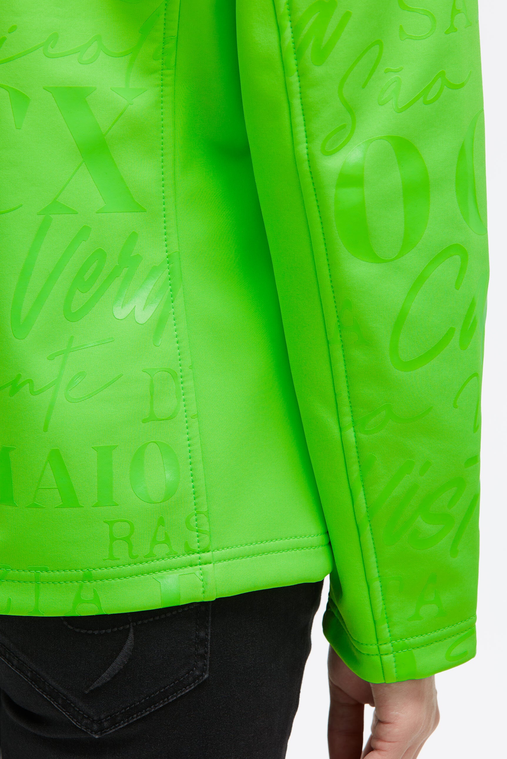 Softshellowa kurtka z kapturem i błyszczącym nadrukiem na całej powierzchni - 7