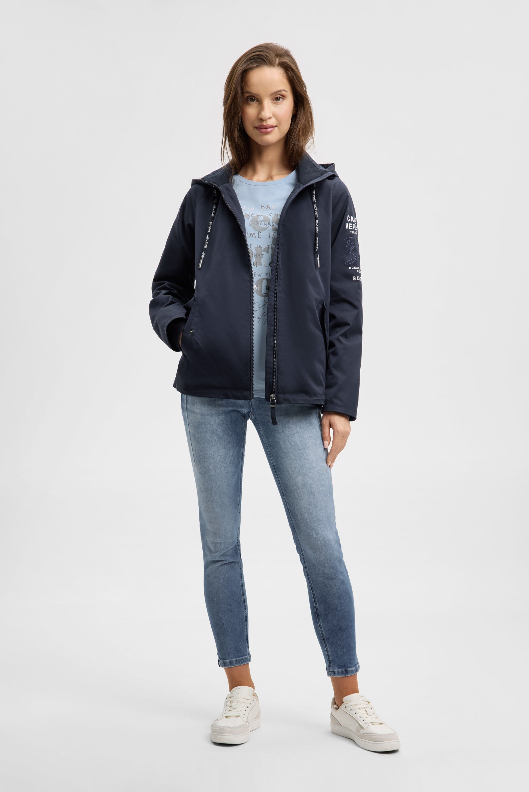 Krótka kurtka z kapturem i grafikami - 3