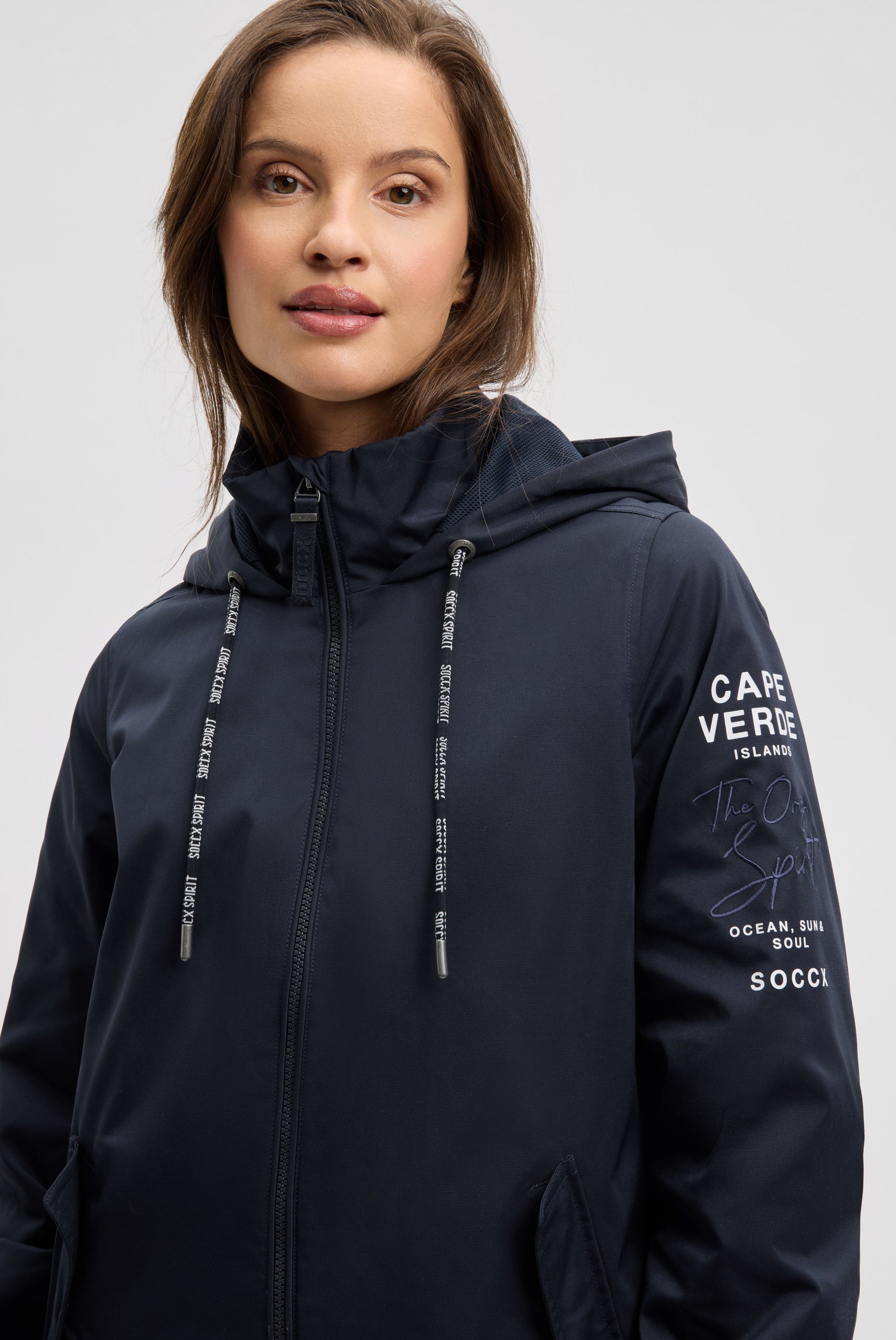 Krótka kurtka z kapturem i grafikami - 4