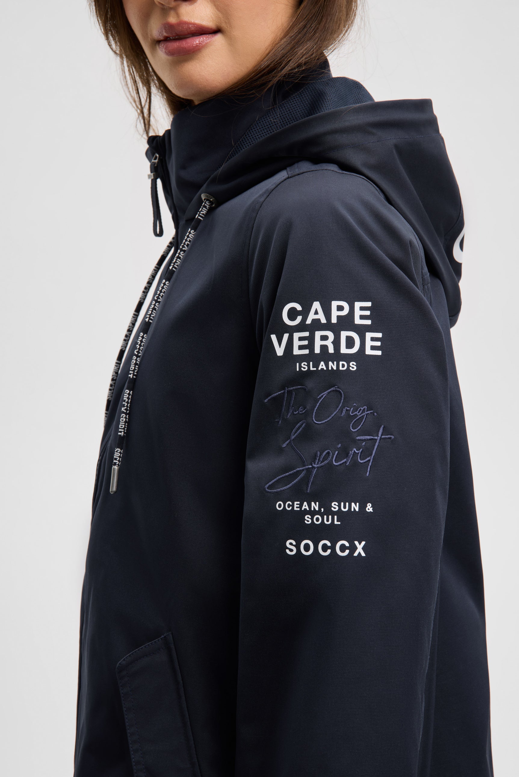 Krótka kurtka z kapturem i grafikami - 6