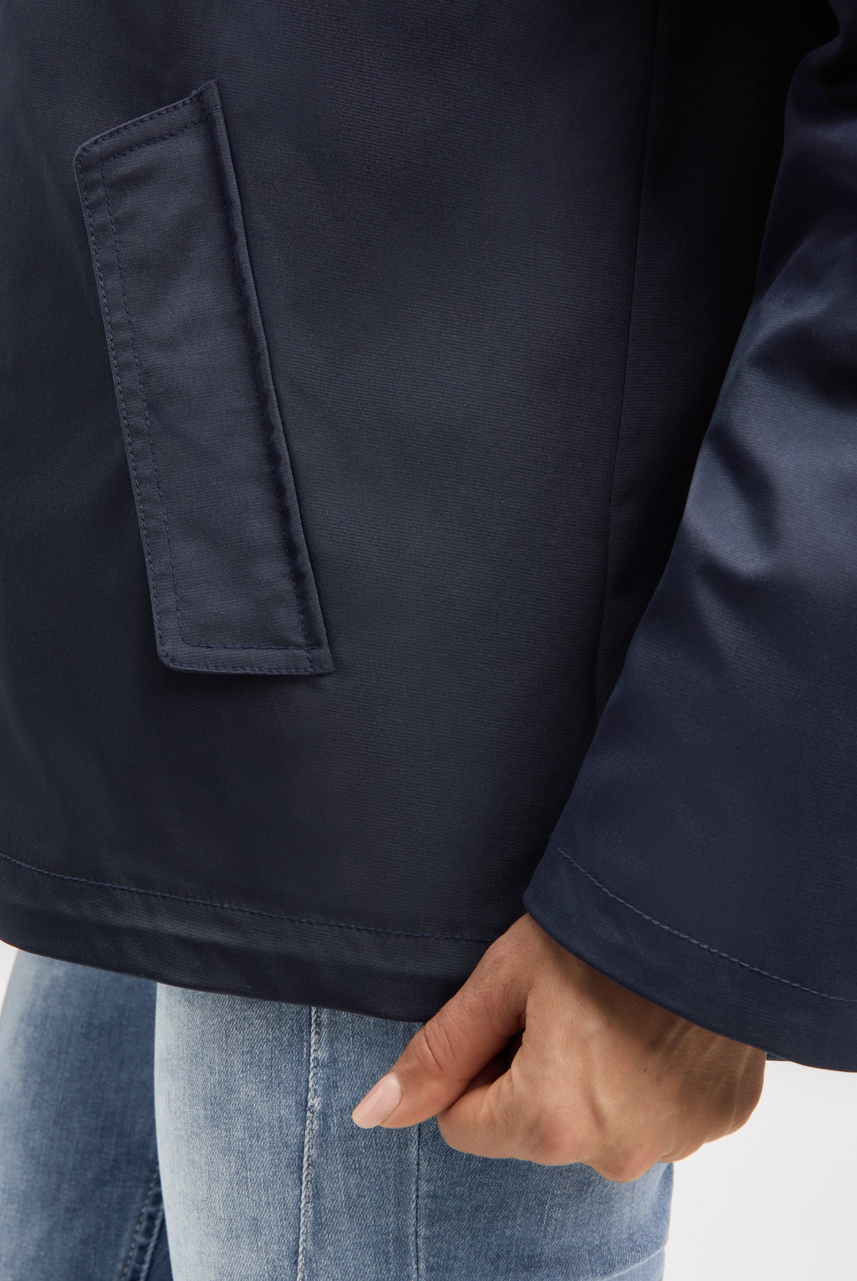 Krótka kurtka z kapturem i grafikami - 7