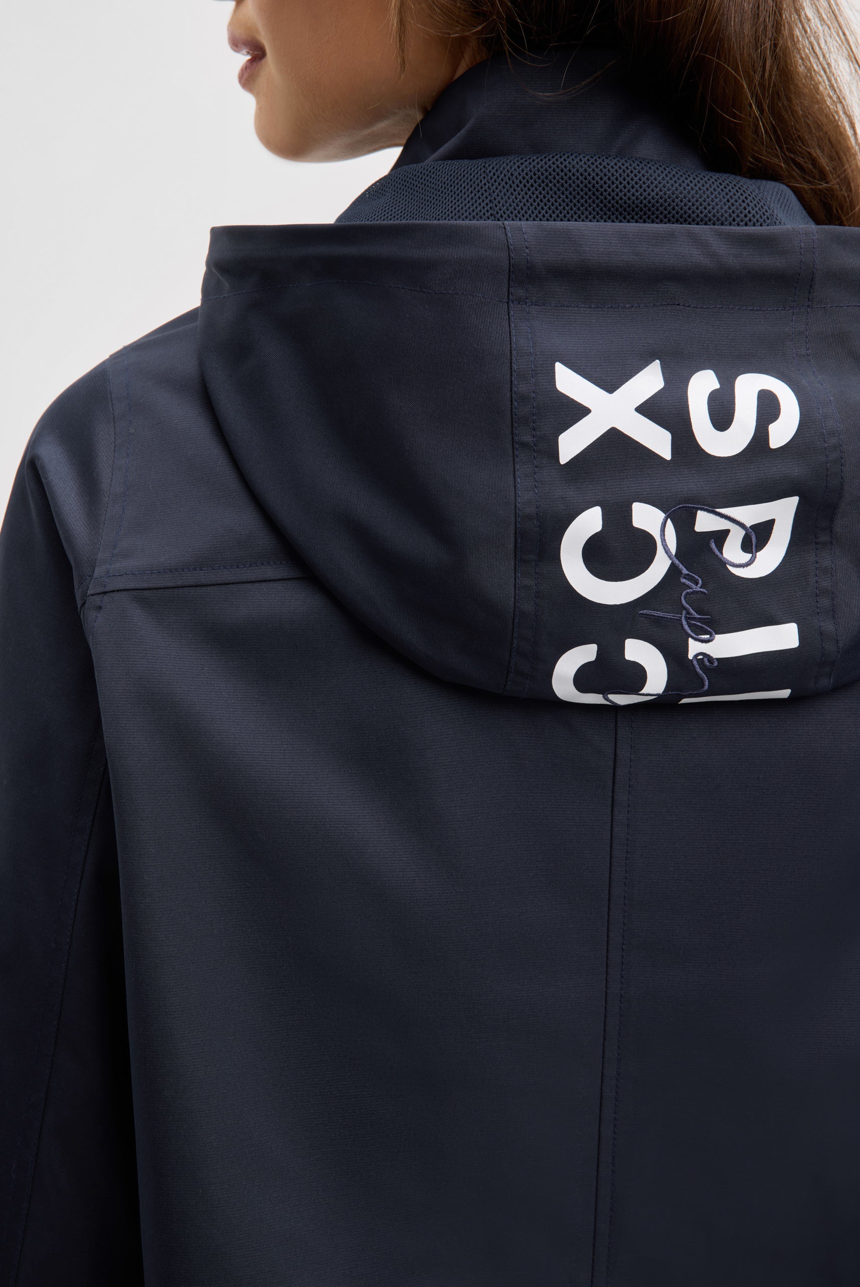 Krótka kurtka z kapturem i grafikami - 8