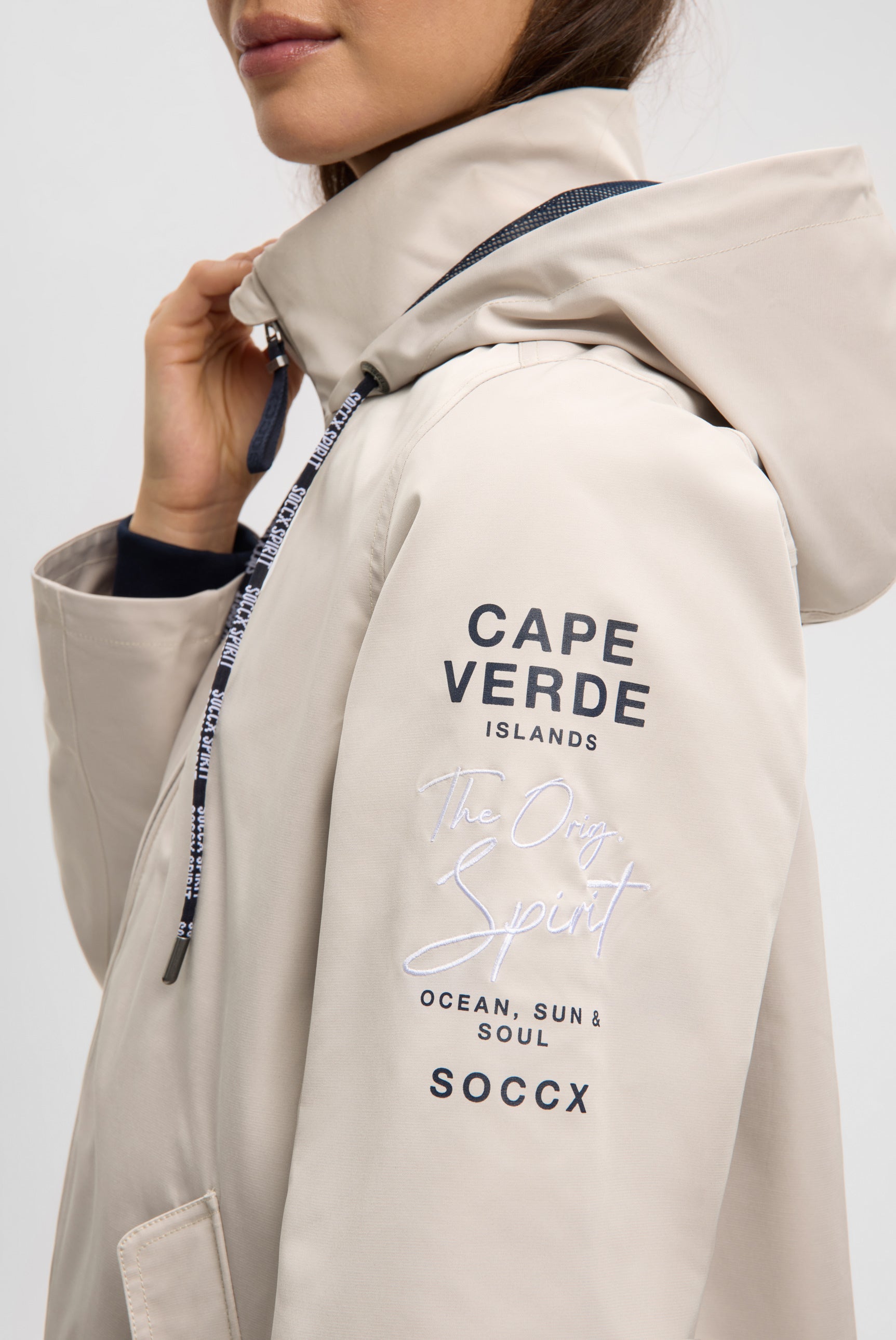 Krótka kurtka z kapturem i grafikami - 6