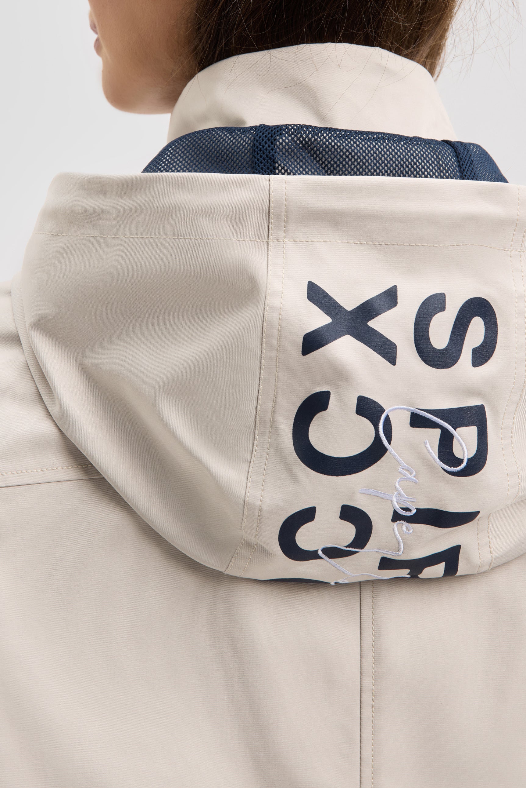 Krótka kurtka z kapturem i grafikami - 8