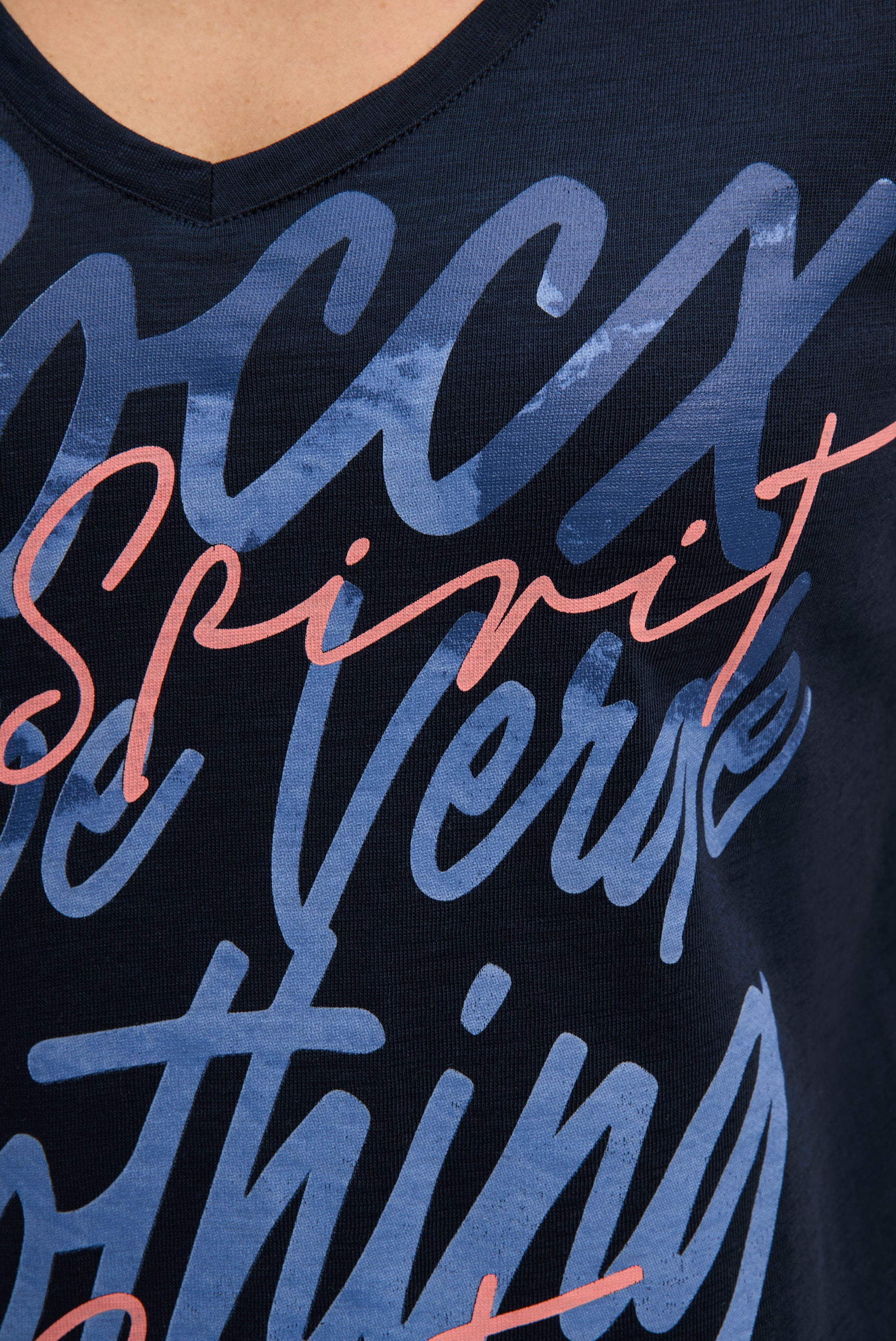 T-shirt z dekoltem w serek i nadrukiem - 8