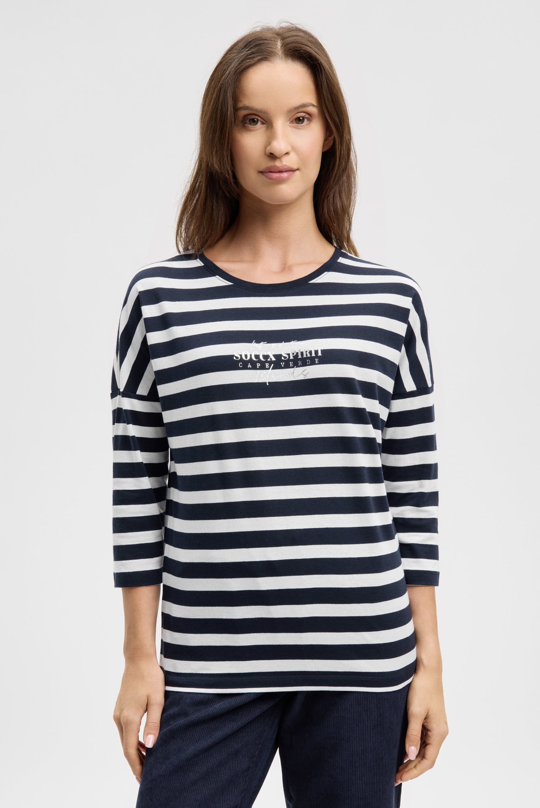 Bluzka w paski z nadrukiem z tyłu i rękawami 3/4