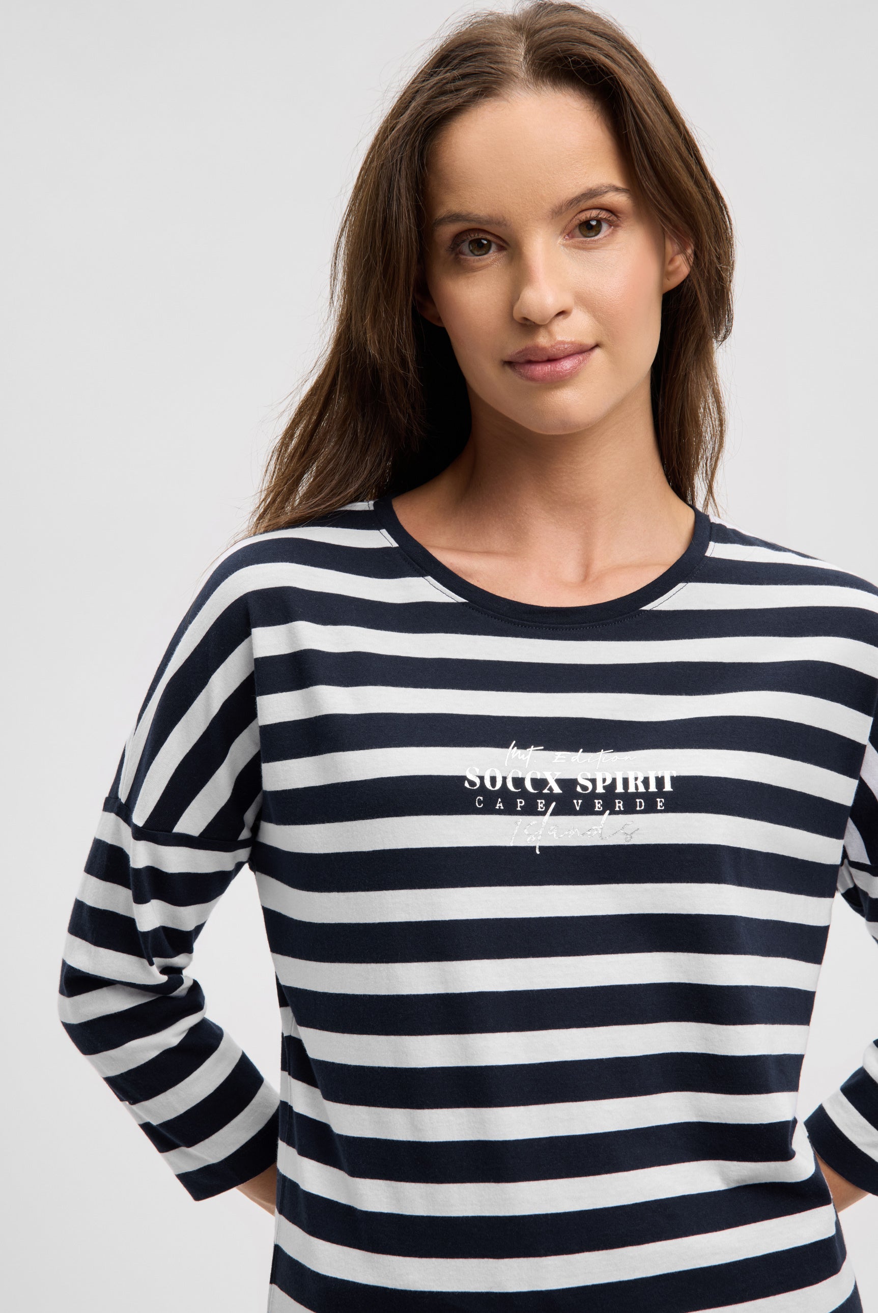 Bluzka w paski z nadrukiem z tyłu i rękawami 3/4 - 4