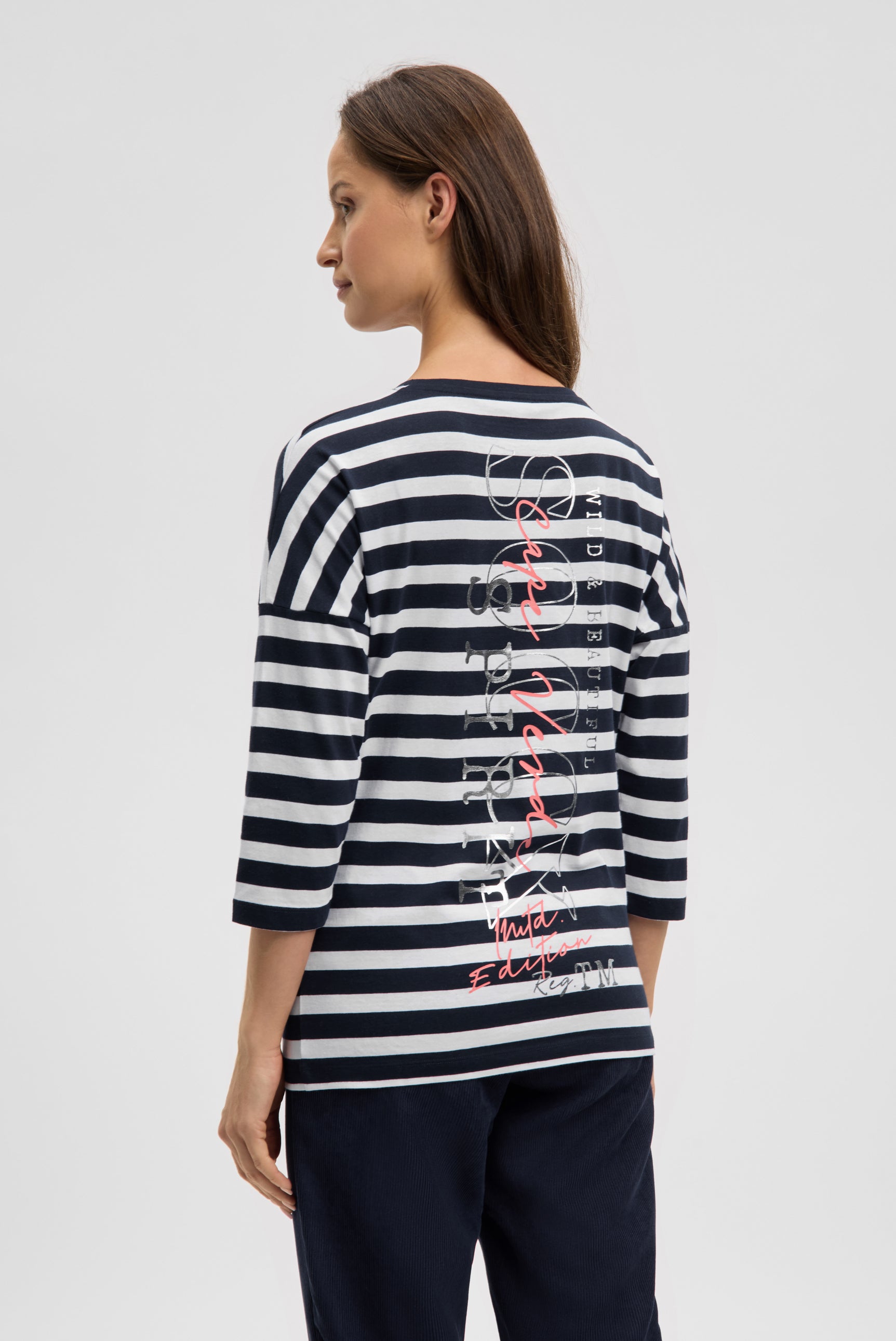 Bluzka w paski z nadrukiem z tyłu i rękawami 3/4 - 5