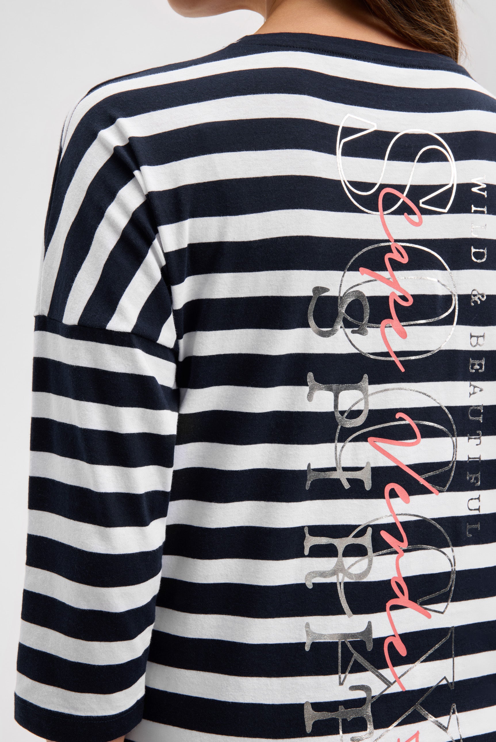 Bluzka w paski z nadrukiem z tyłu i rękawami 3/4 - 7