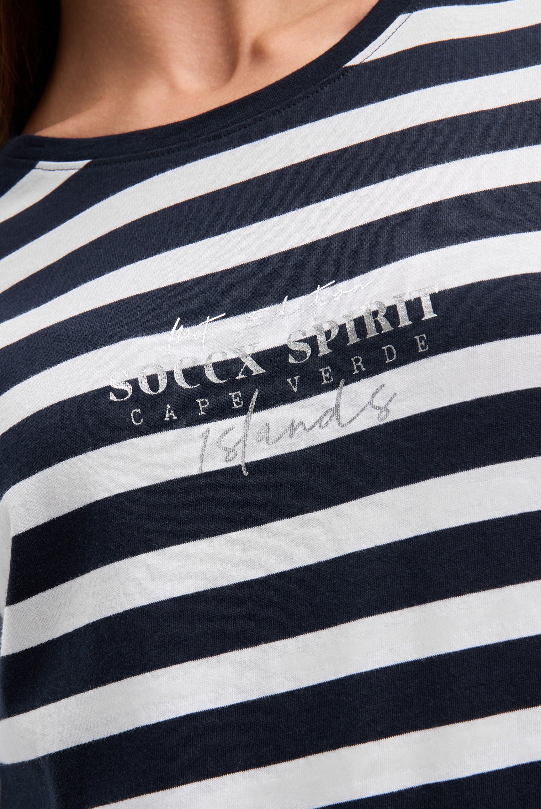 Bluzka w paski z nadrukiem z tyłu i rękawami 3/4 - 8