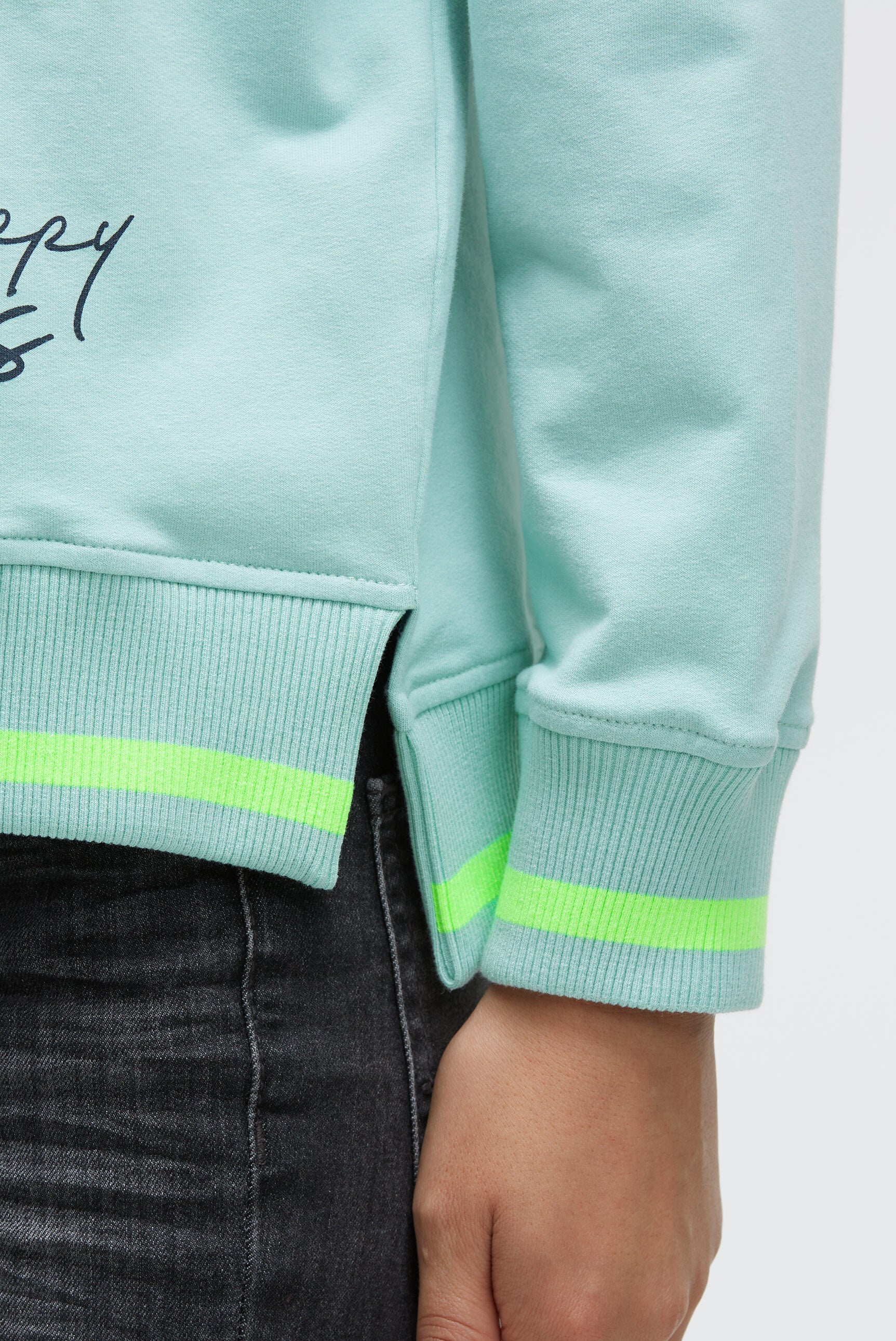 Bluza z dekoltem w serek i nadrukiem z napisem - 6