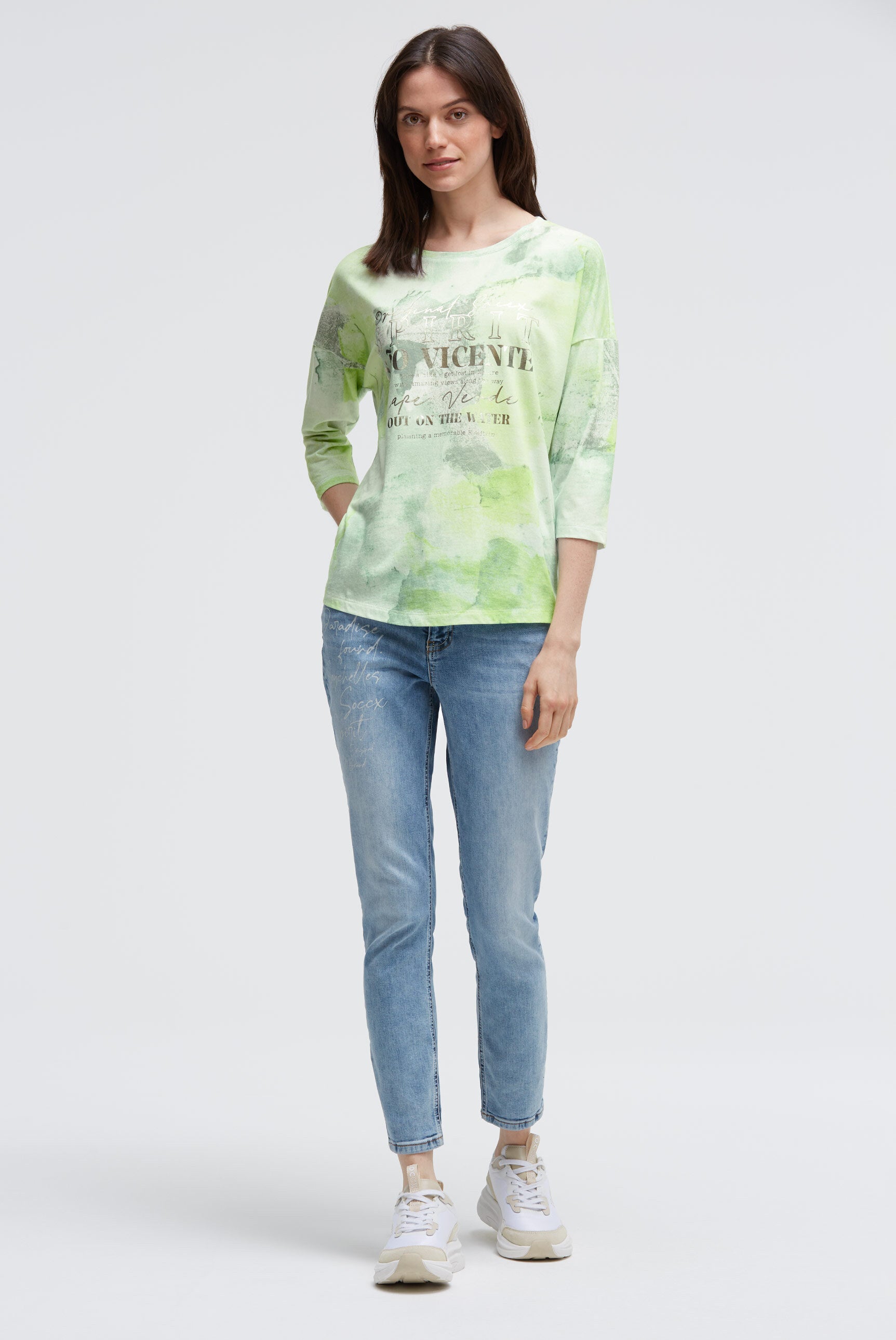 Bluzka z nadrukiem batikowym na całej powierzchni i rękawami 3/4 - 3