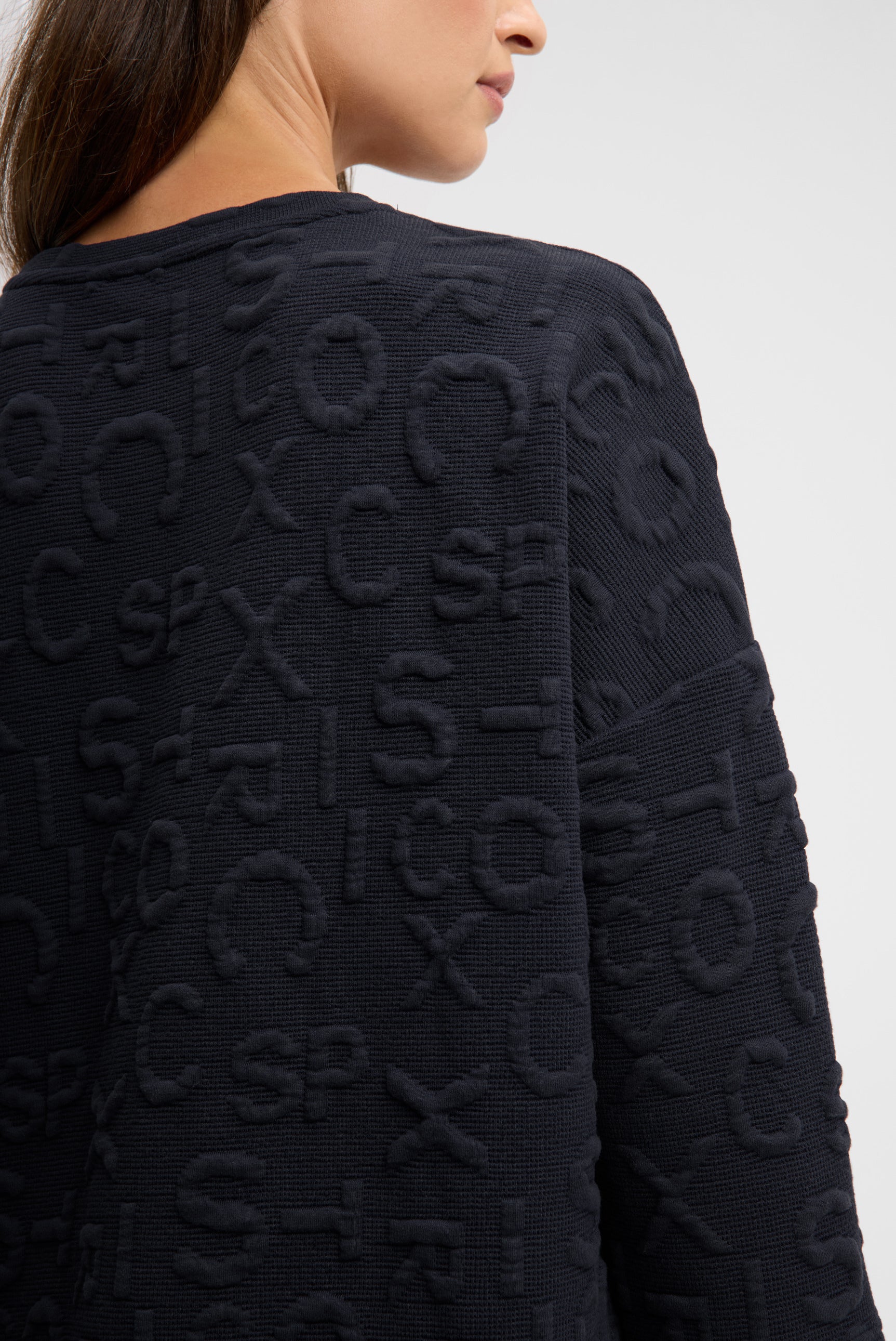 Bluza z fakturą i intarsjowaną grafiką