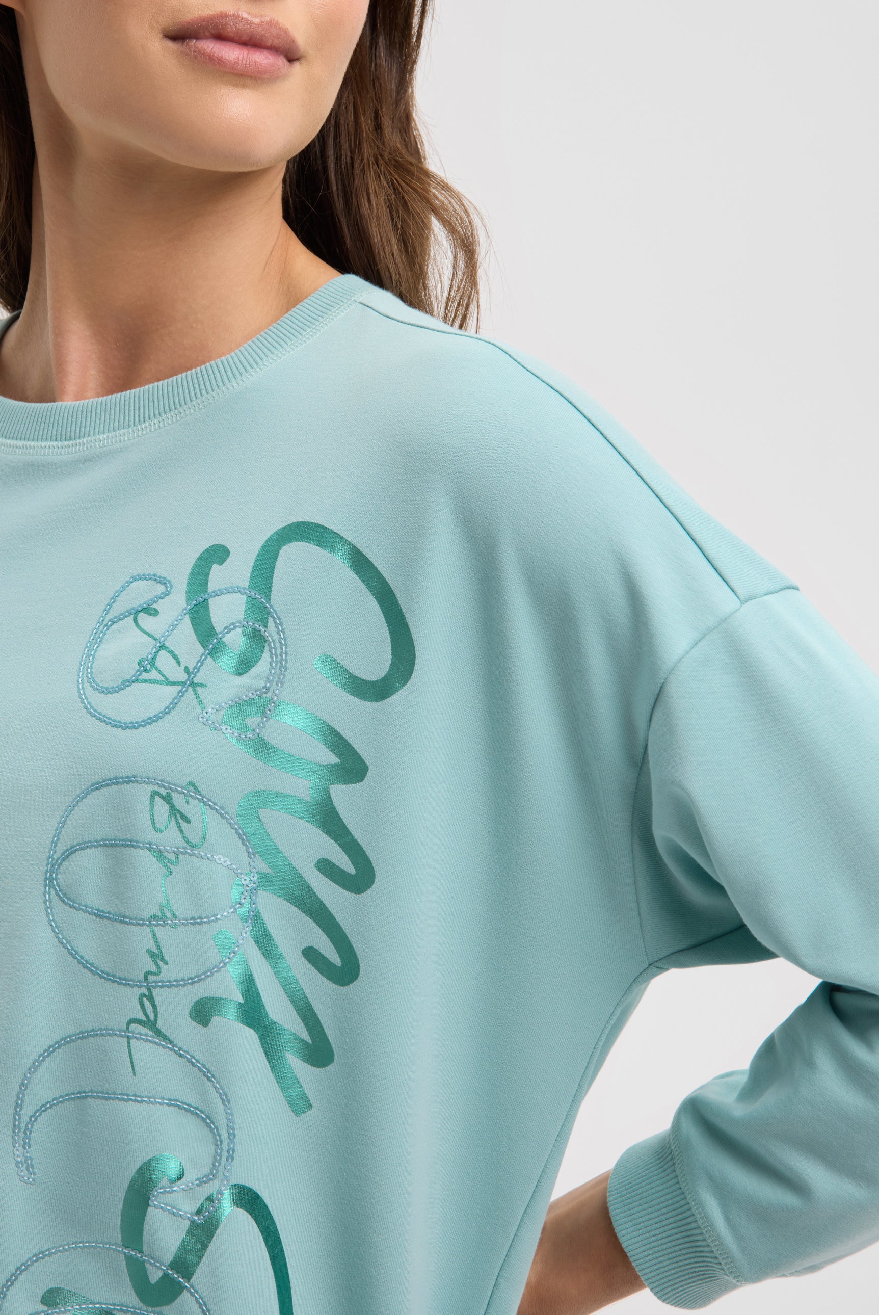 Bluza z gumką u dołu i logo z cekinów