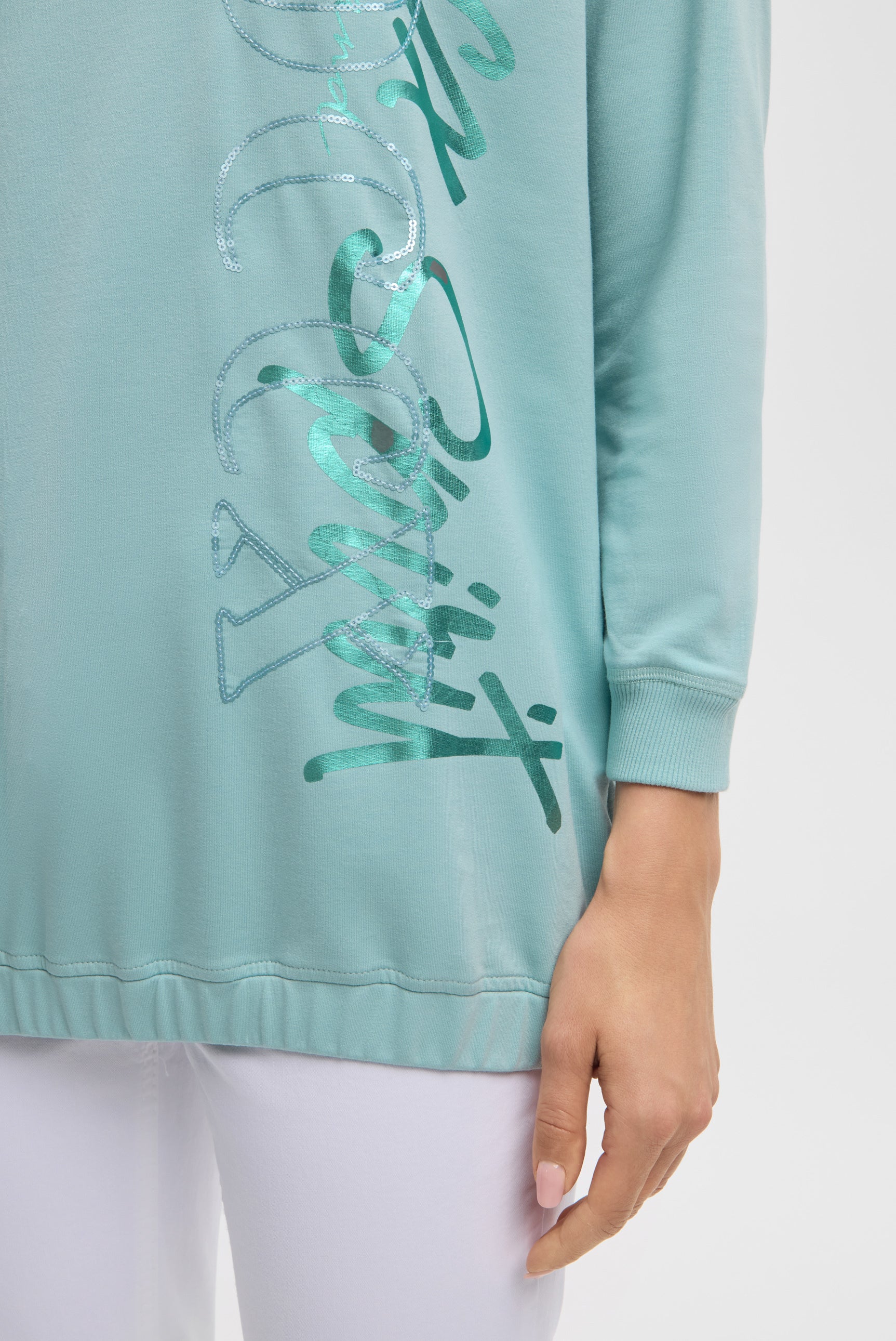 Bluza z gumką u dołu i logo z cekinów