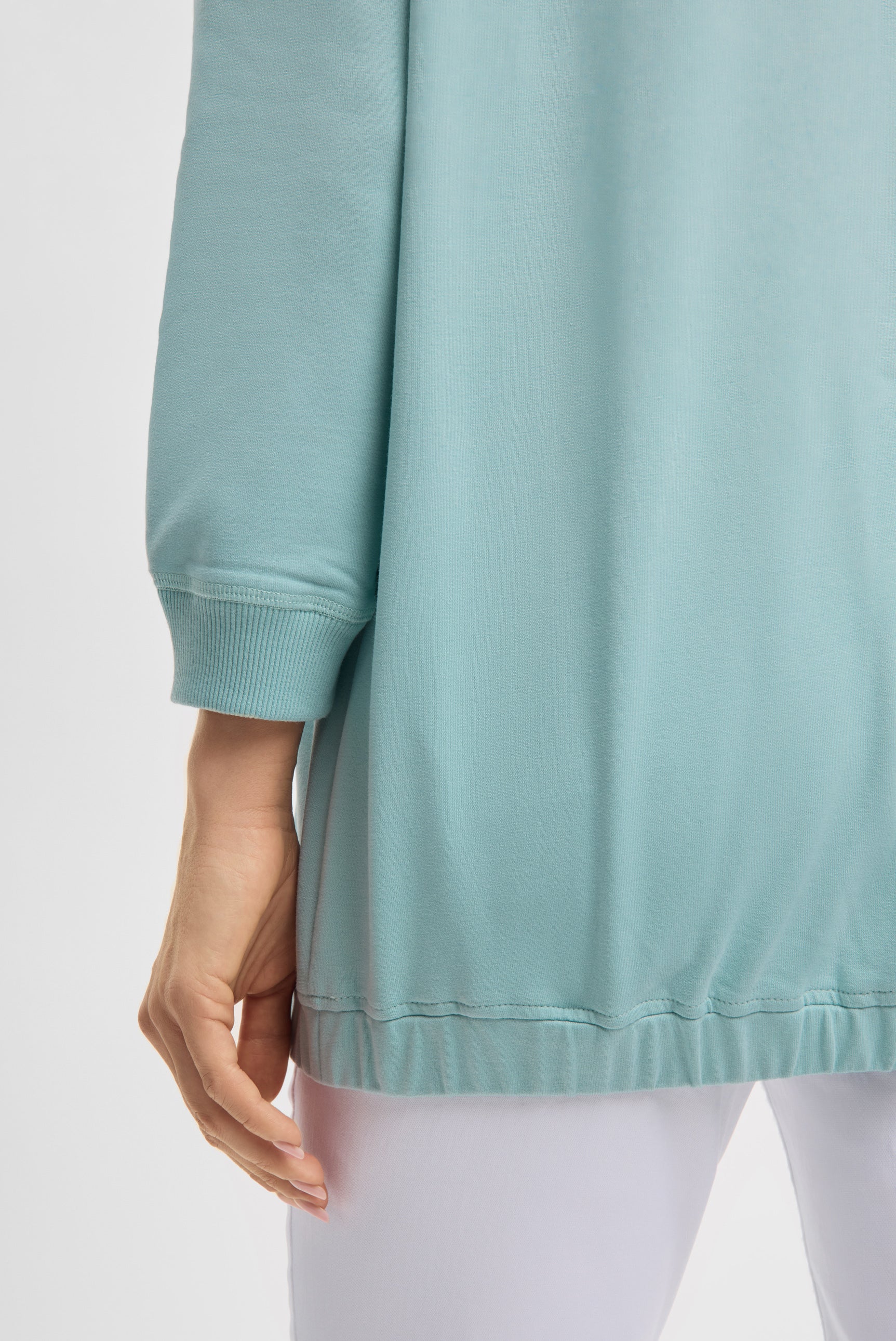 Bluza z gumką u dołu i logo z cekinów