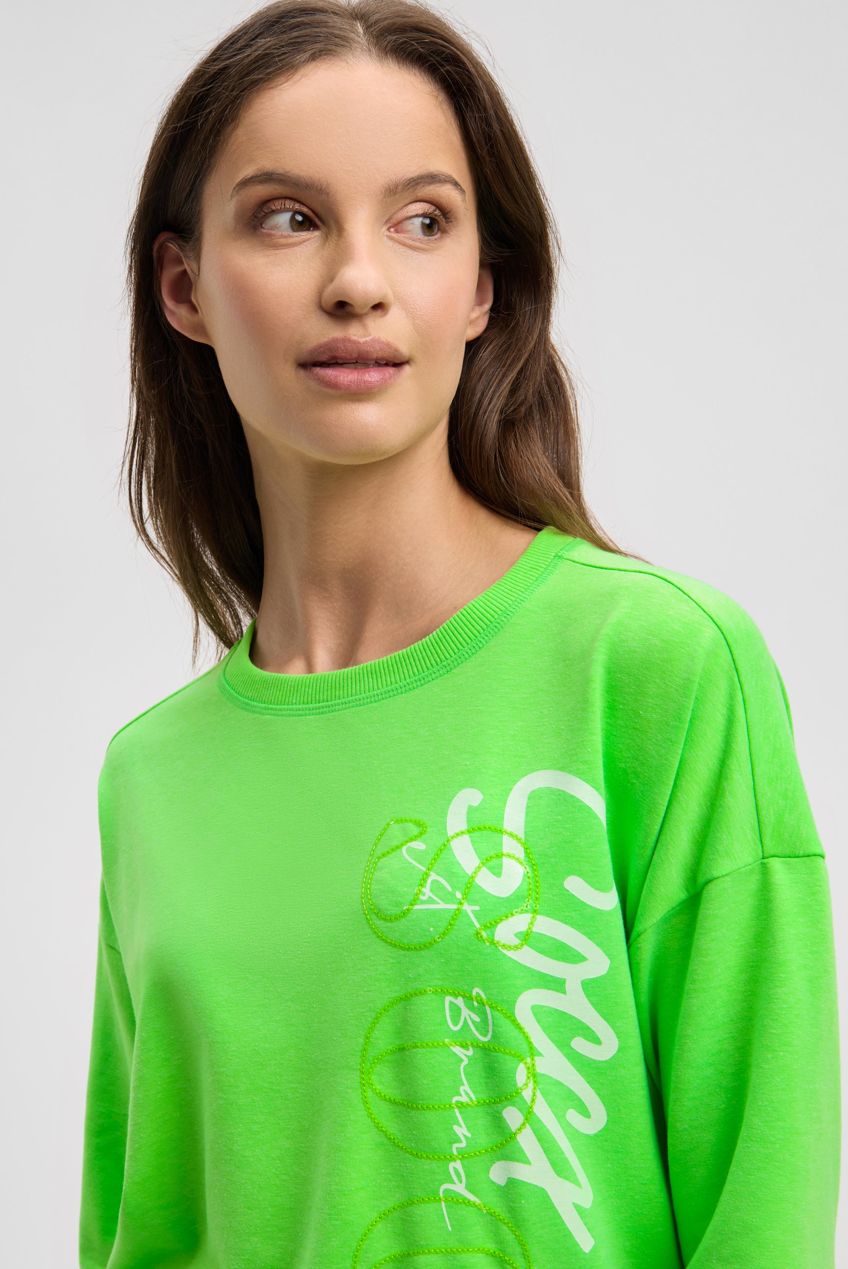 Bluza z gumką u dołu i logo z cekinów