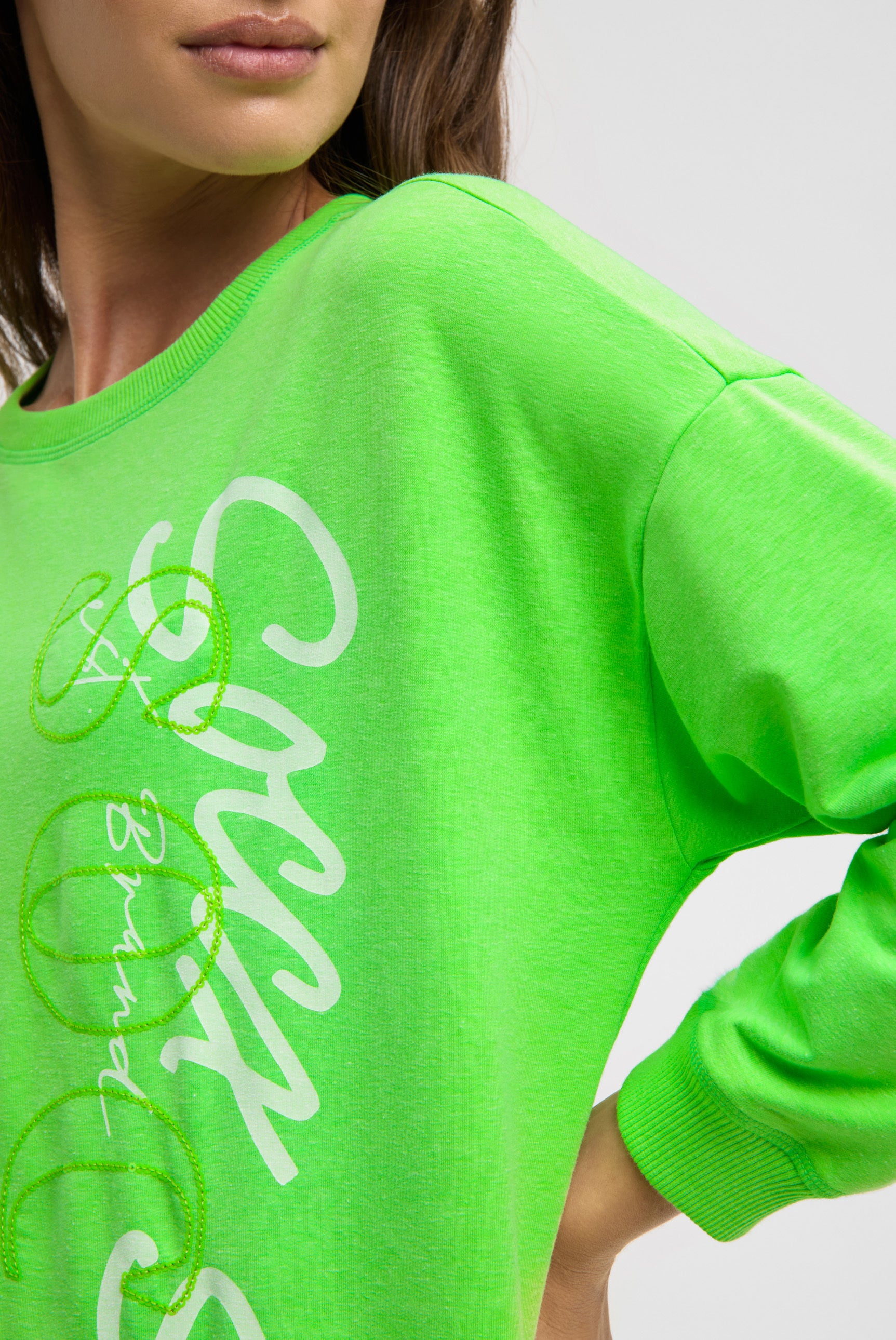 Bluza z gumką u dołu i logo z cekinów