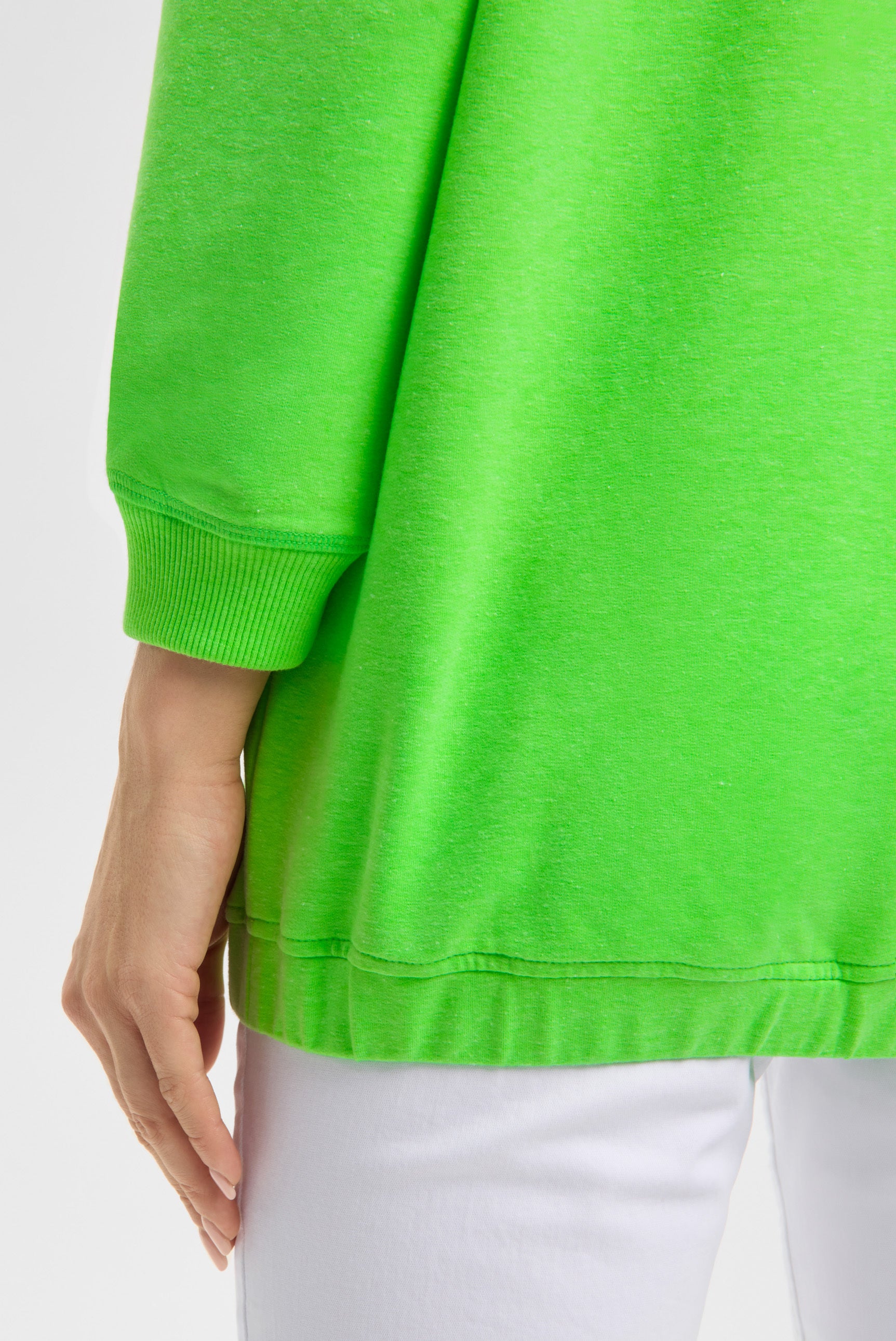 Bluza z gumką u dołu i logo z cekinów