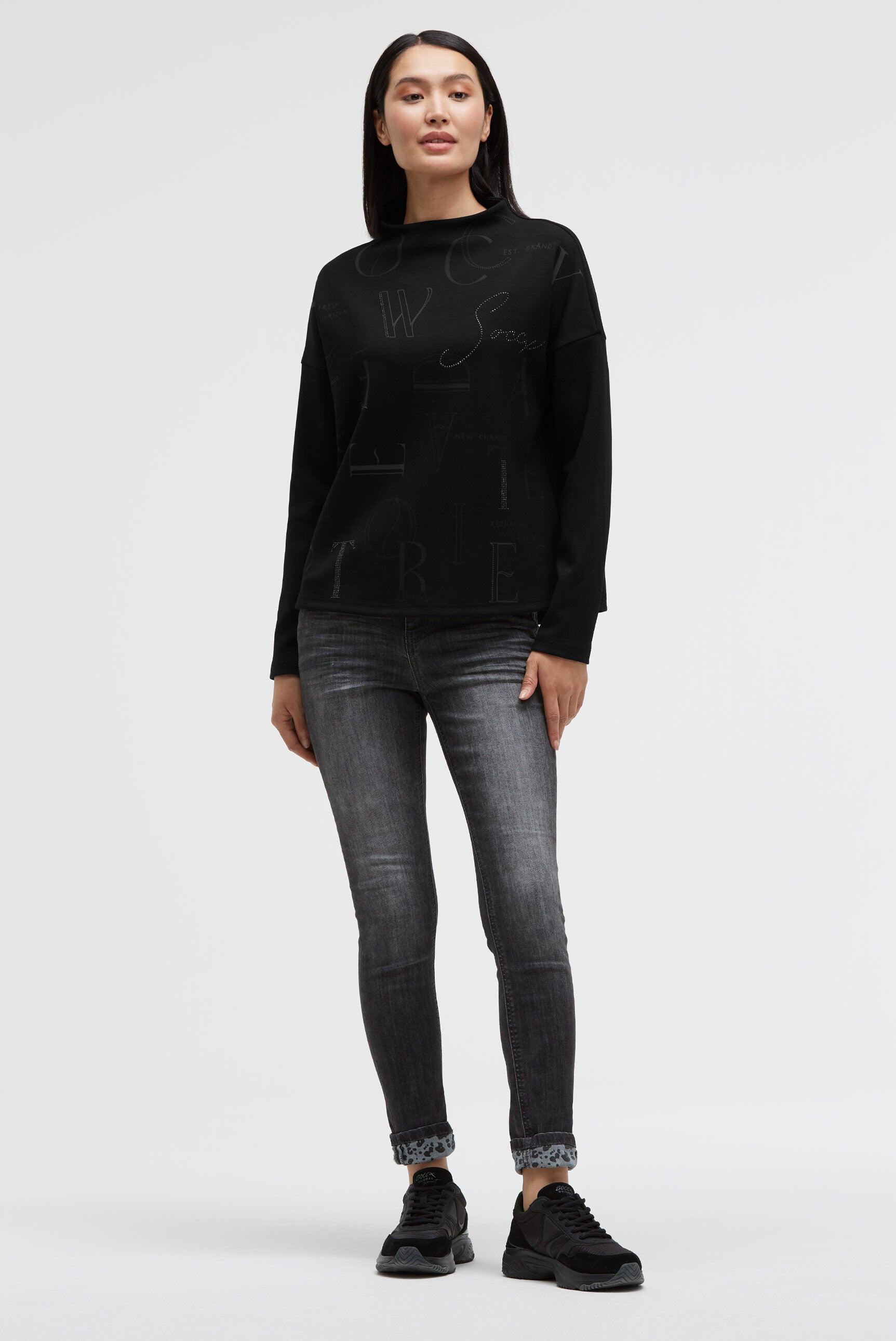 Bluza o pudełkowym kroju z nadrukiem i dżetami