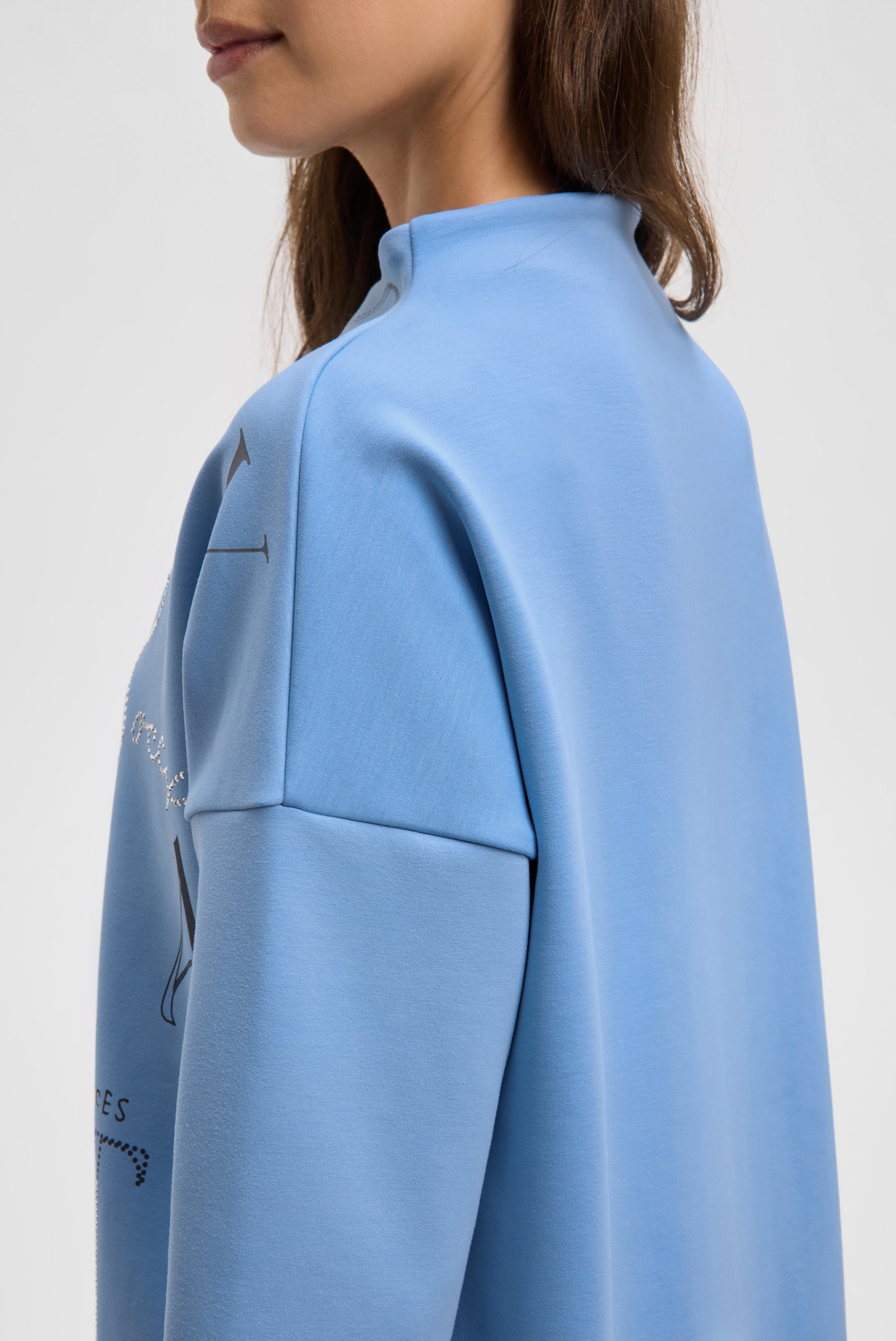 Bluza o pudełkowym kroju z nadrukiem i dżetami - 6