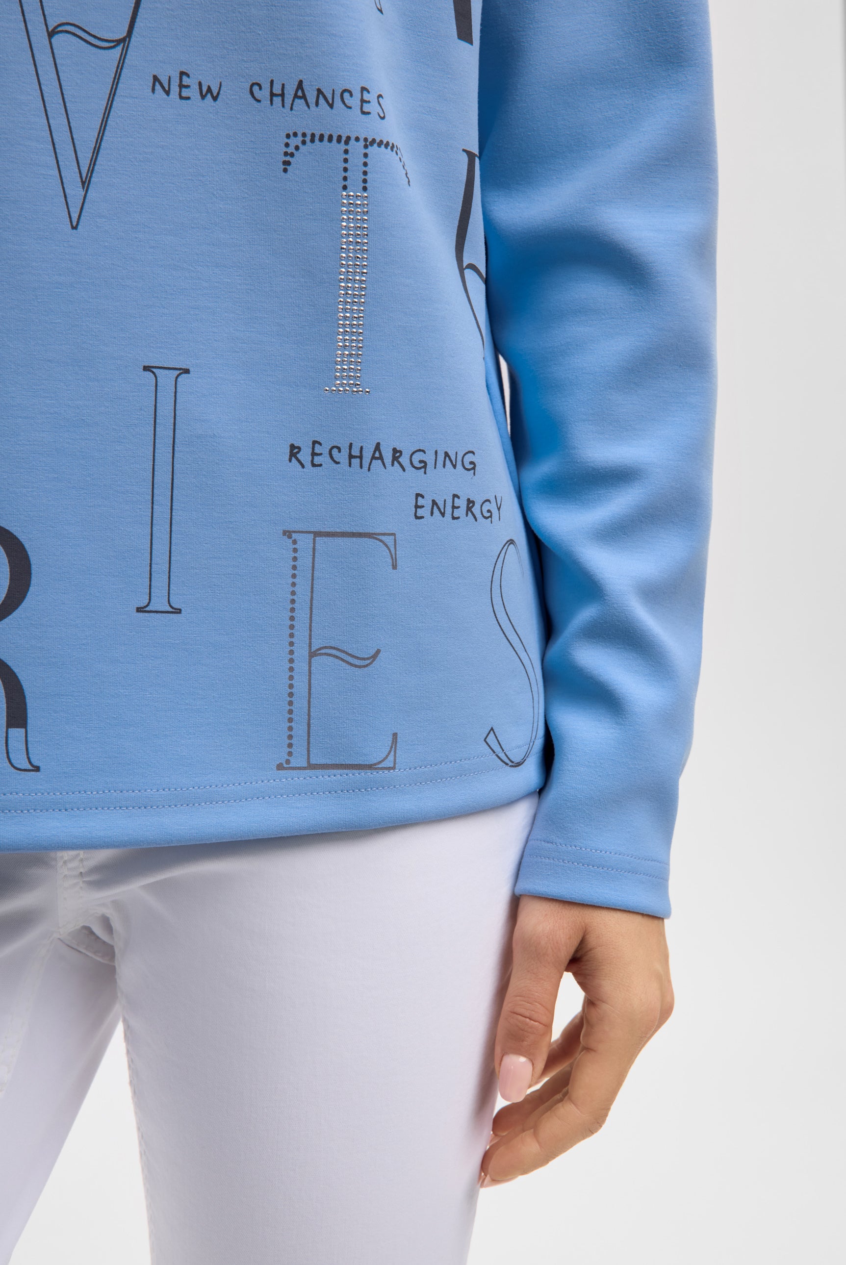 Bluza o pudełkowym kroju z nadrukiem i dżetami - 7