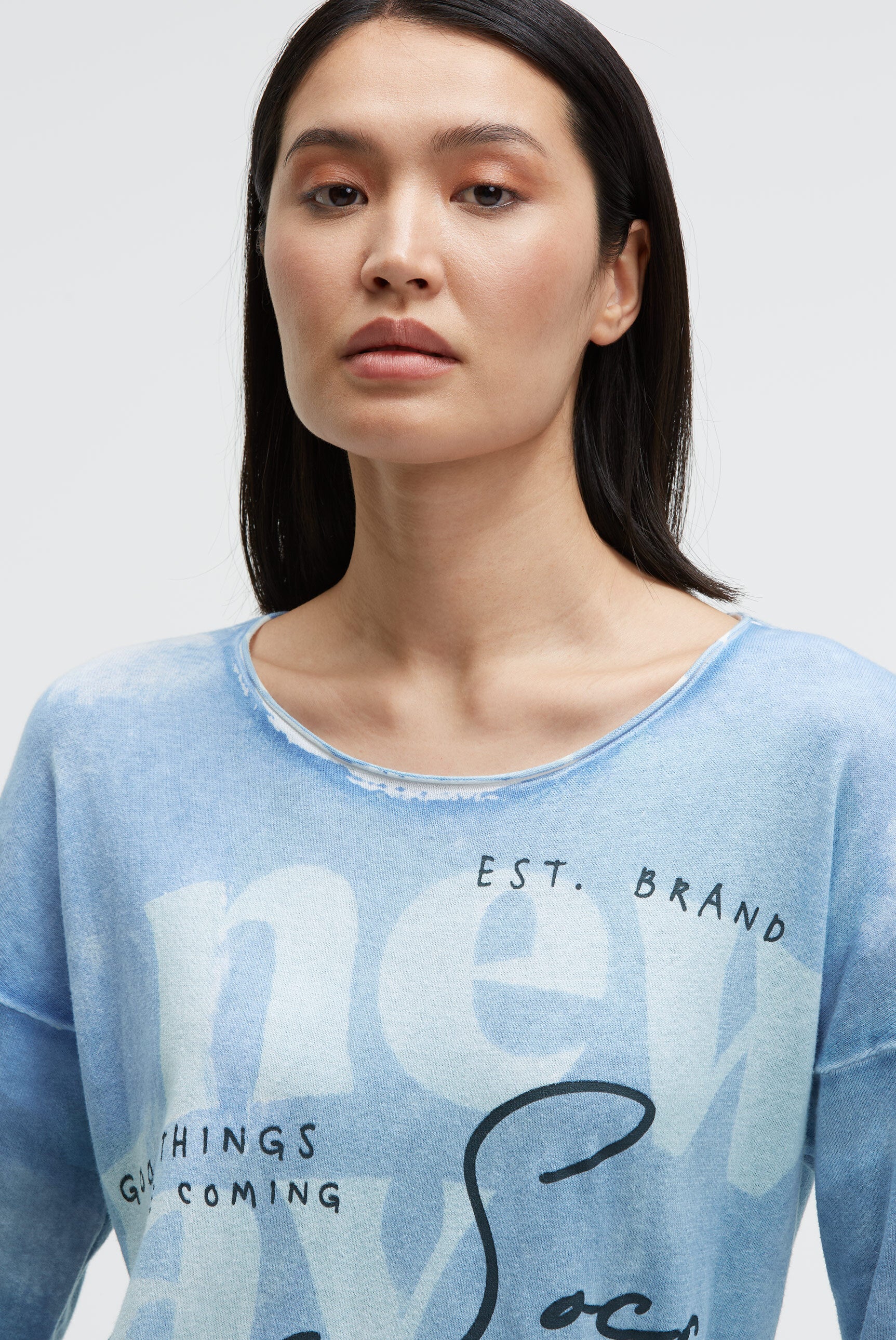 Sweter z nadrukiem na całej powierzchni i dżetami - 4