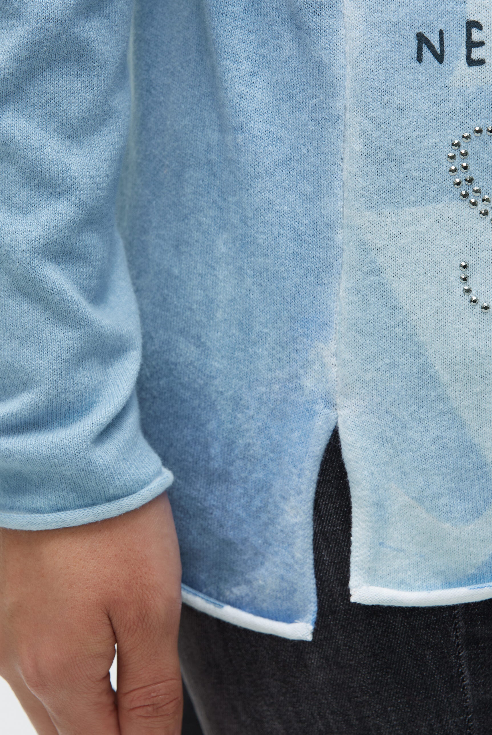 Sweter z nadrukiem na całej powierzchni i dżetami - 6