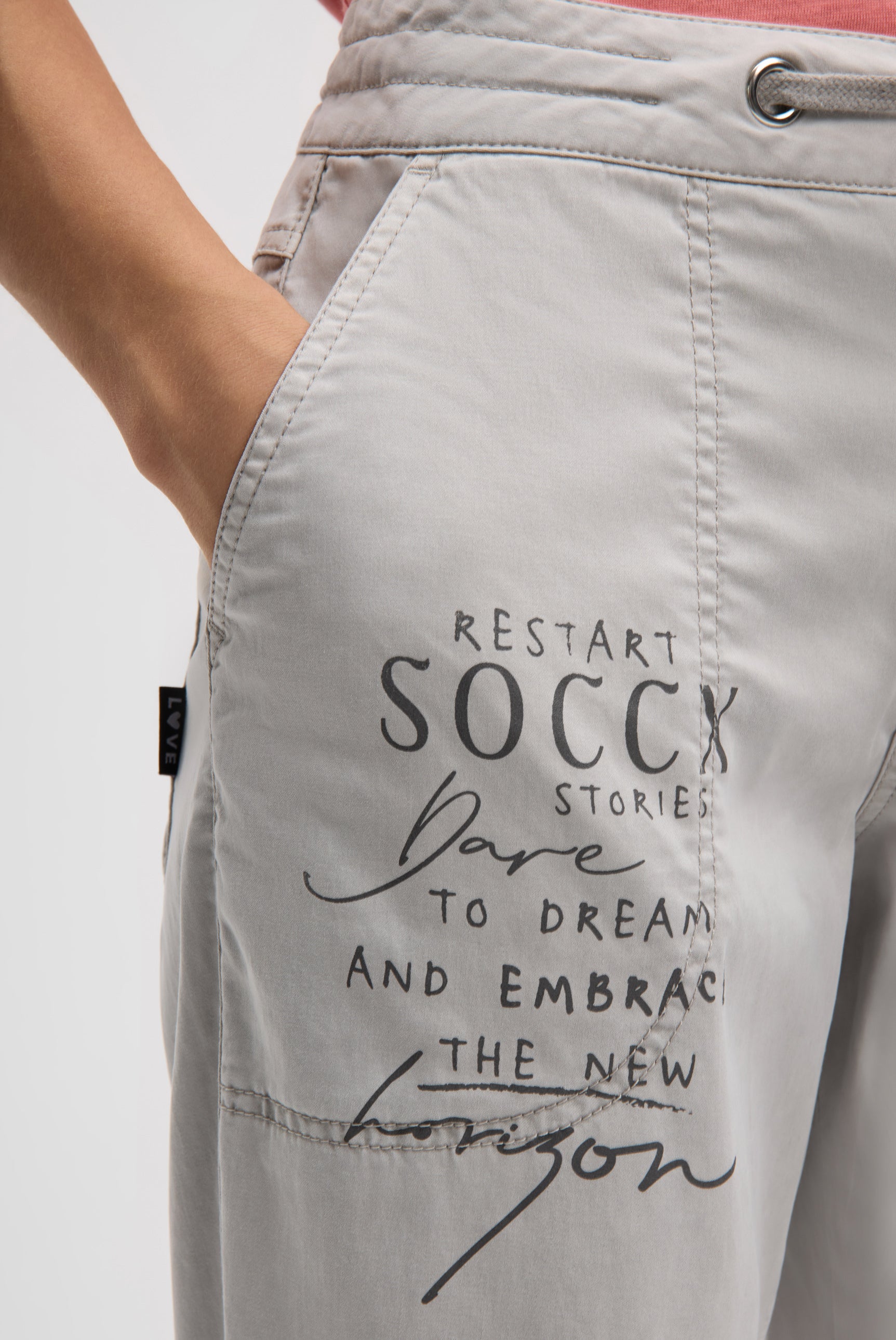 Spodnie w stylu dresowym z nadrukiem - 6