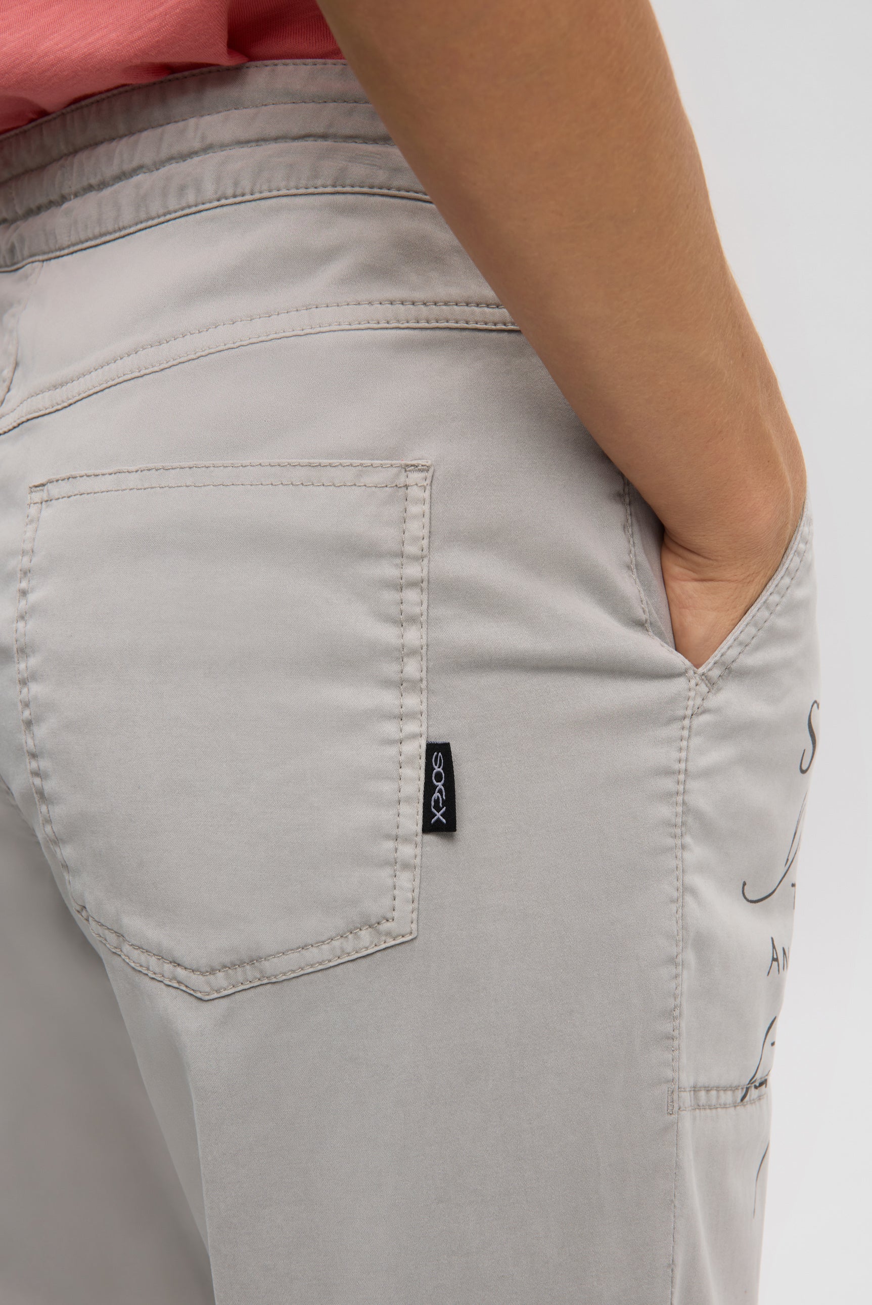 Spodnie w stylu dresowym z nadrukiem - 7