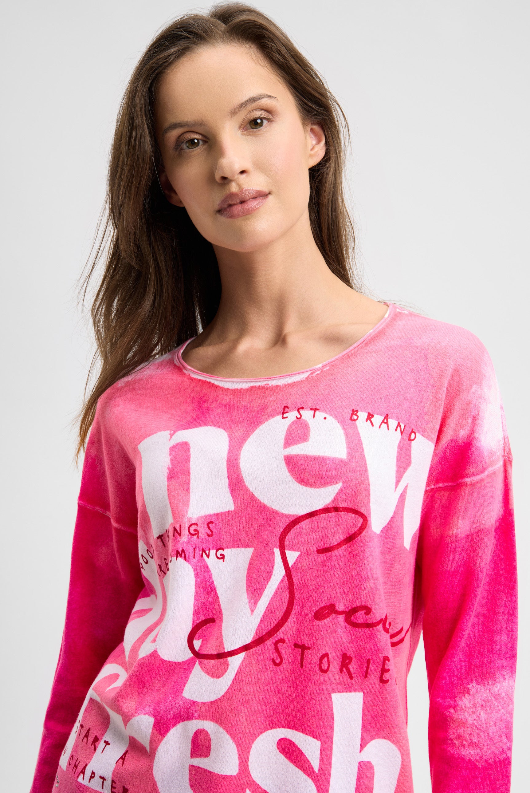 Sweter z nadrukiem na całej powierzchni i dżetami - 4