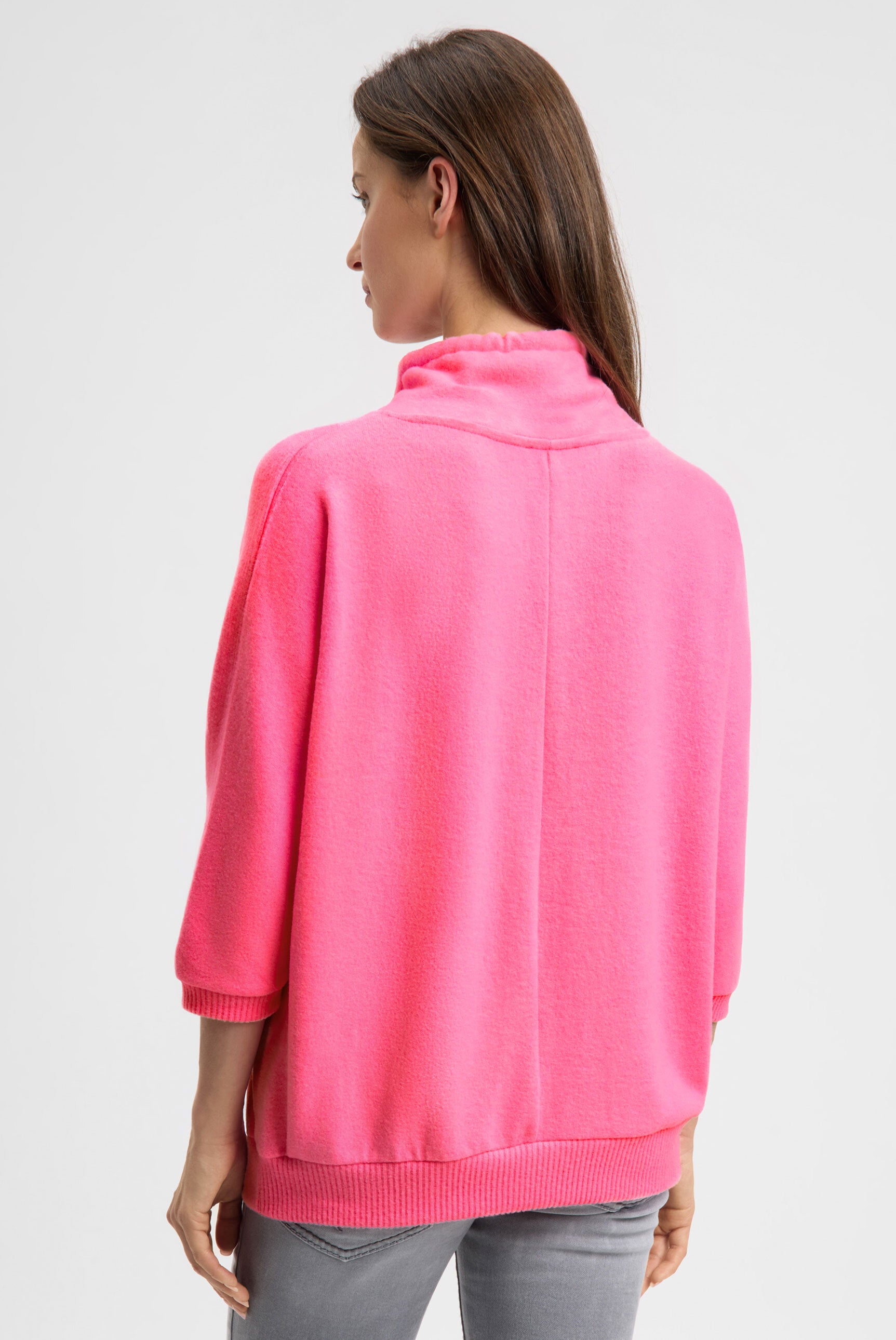 Sweter z puszystej dzianiny z brokatowym nadrukiem