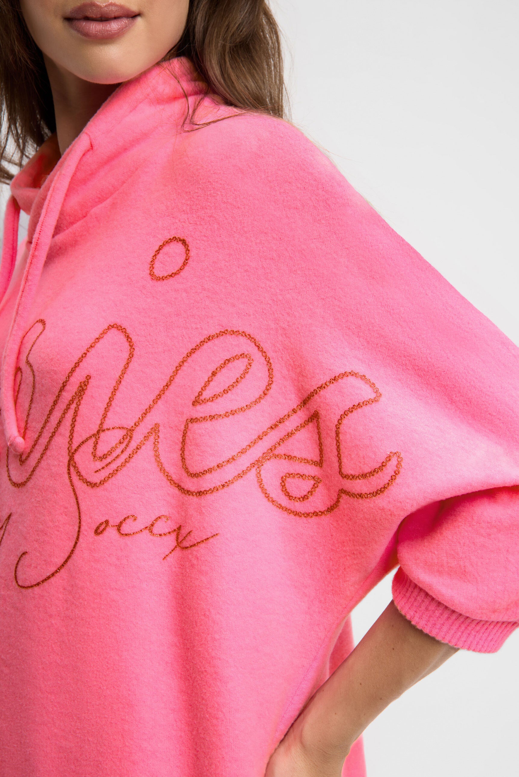 Sweter z puszystej dzianiny z brokatowym nadrukiem