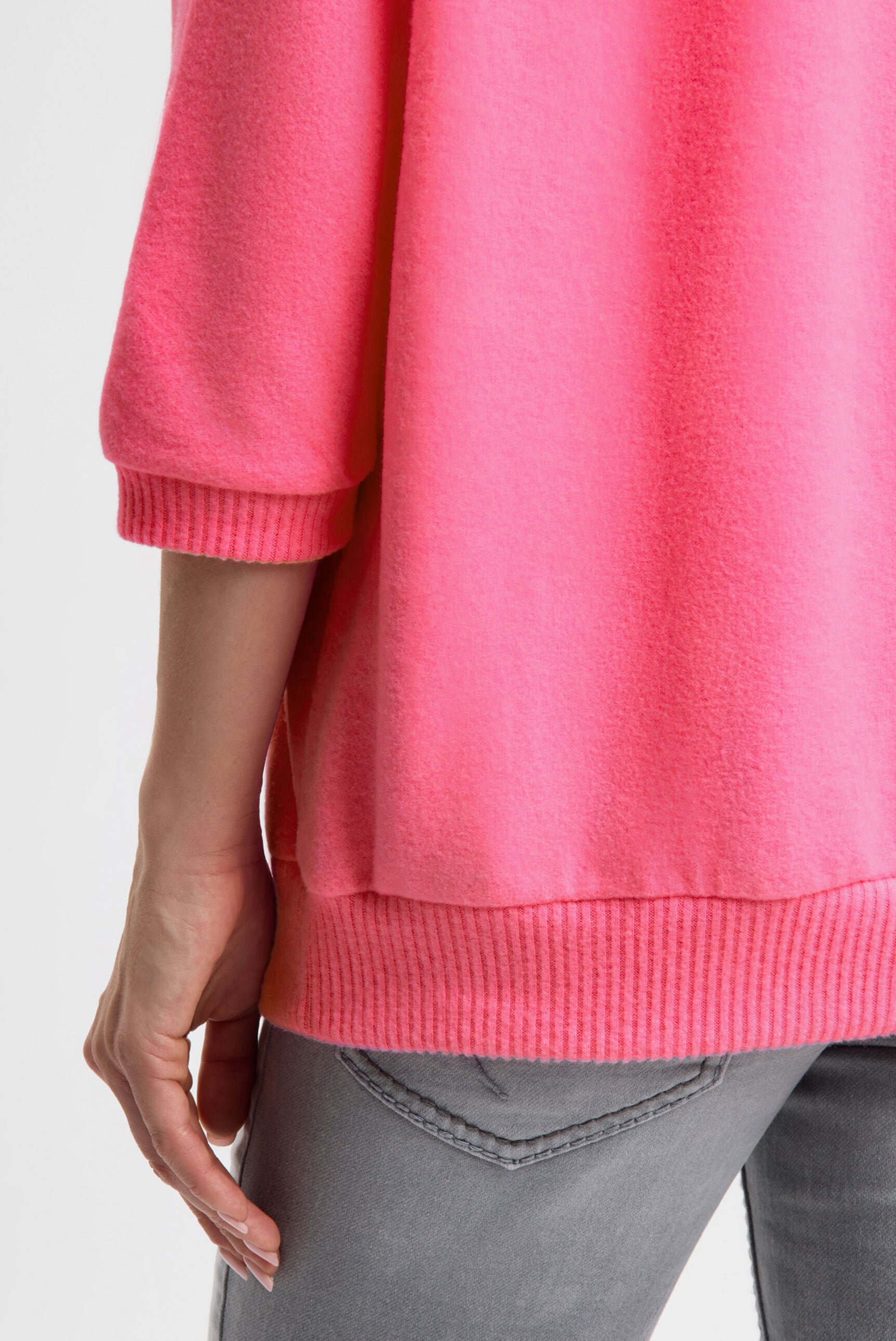 Sweter z puszystej dzianiny z brokatowym nadrukiem